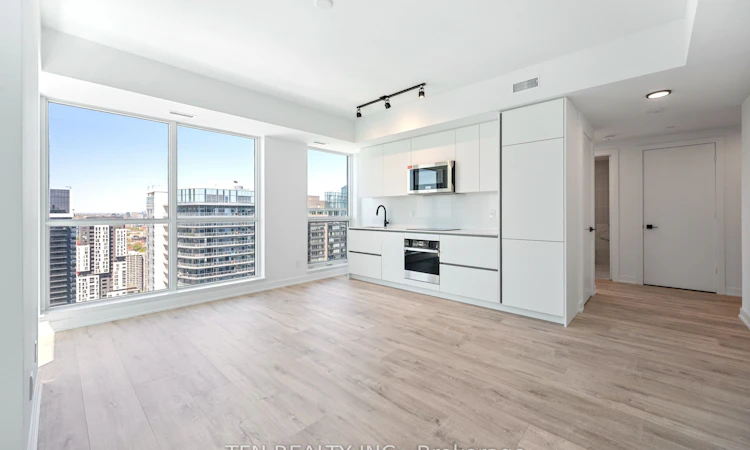 4505-327 King Street W