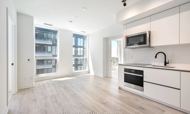 4704-327 King Street W