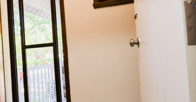 All Inclusive Upper-111 Northcliffe Boulevard, Toronto, ON, M6E 3K5 - 17