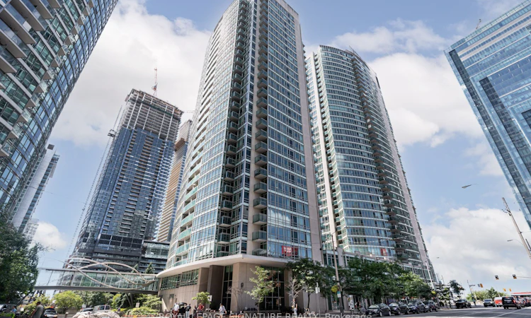 2101-381 Front Street W
