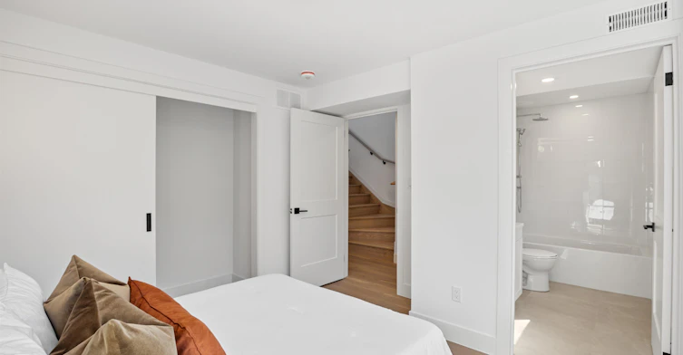 Main/Upper-3 Heydon Park Road, Toronto, ON, M6J 2C7 - 16