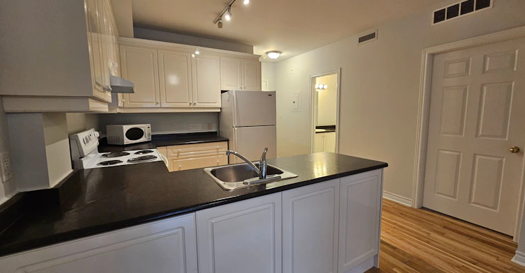 203-648A Yonge Street, Toronto, ON, M4Y 2A6 - 6