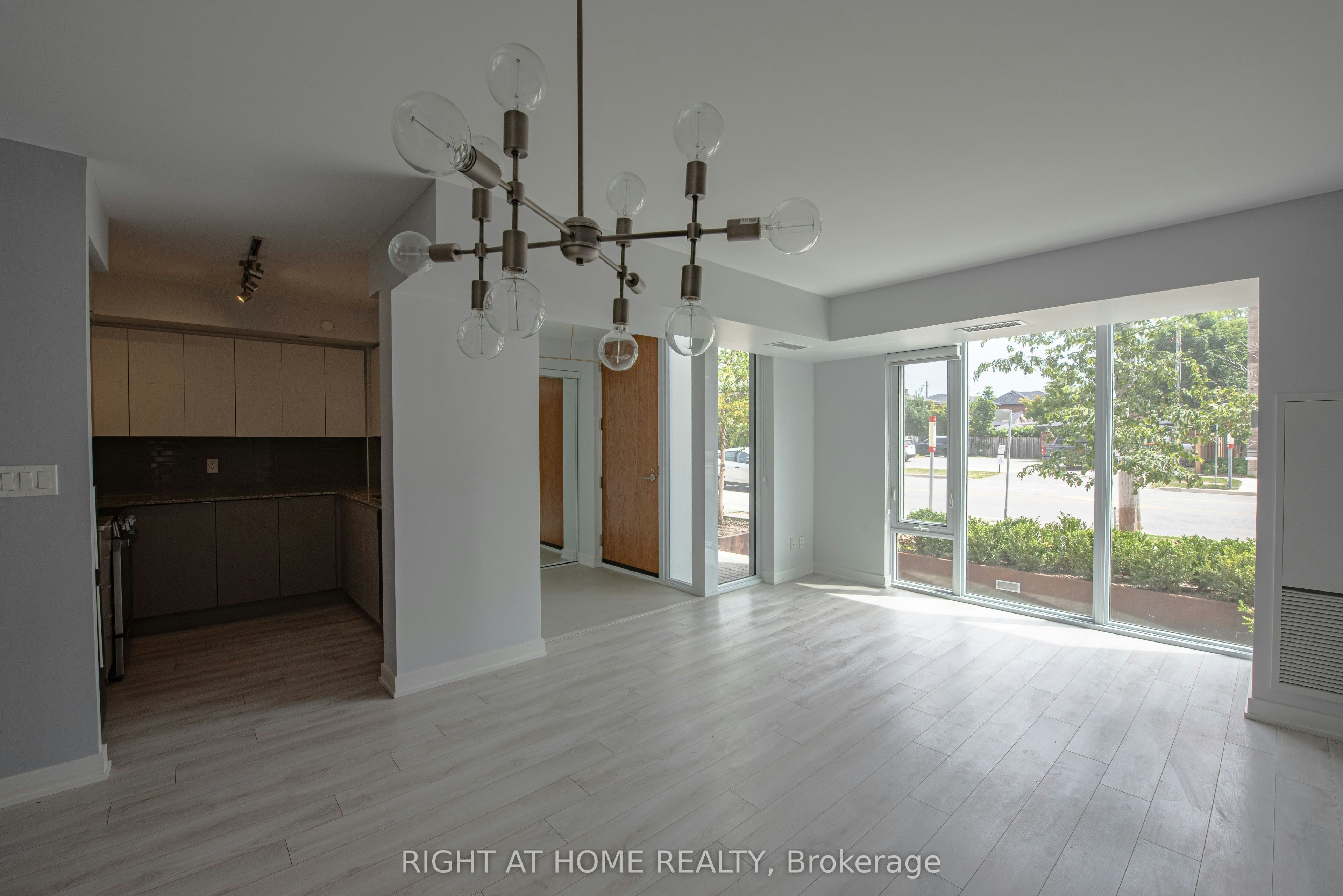 101-118 Varna Drive, Toronto, ON, M6A 1N3 - 12