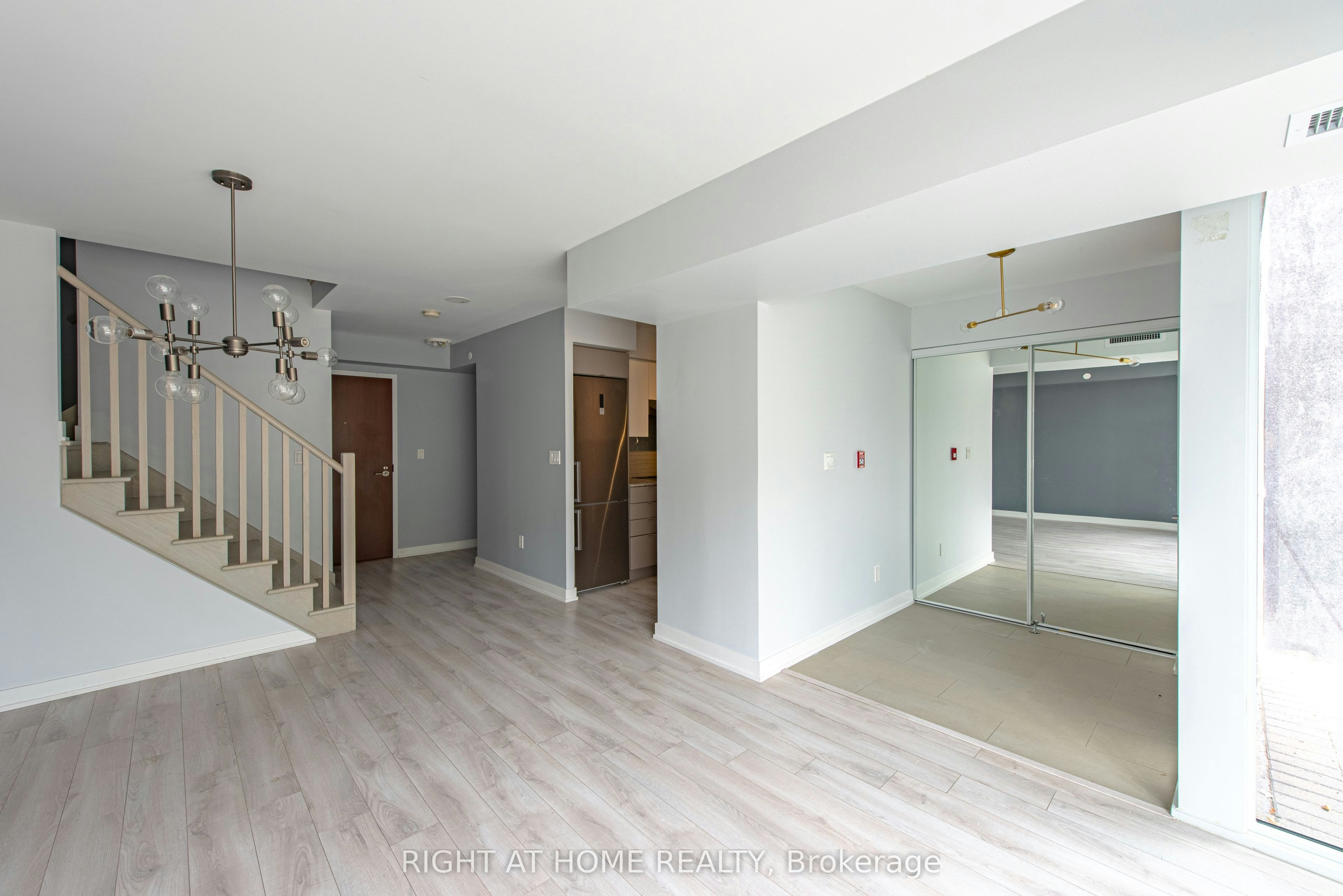 101-118 Varna Drive, Toronto, ON, M6A 1N3 - 7