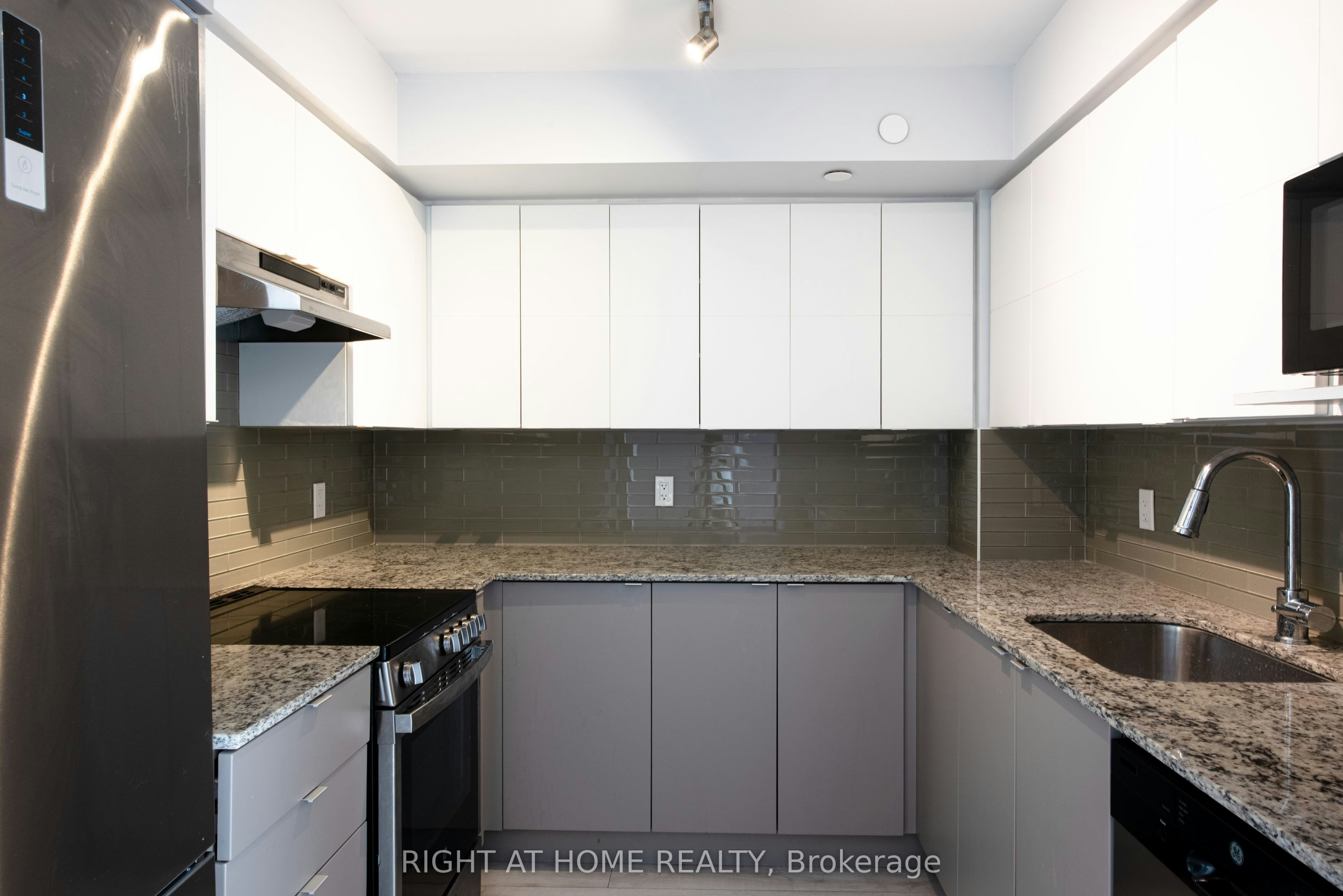 101-118 Varna Drive, Toronto, ON, M6A 1N3 - 8