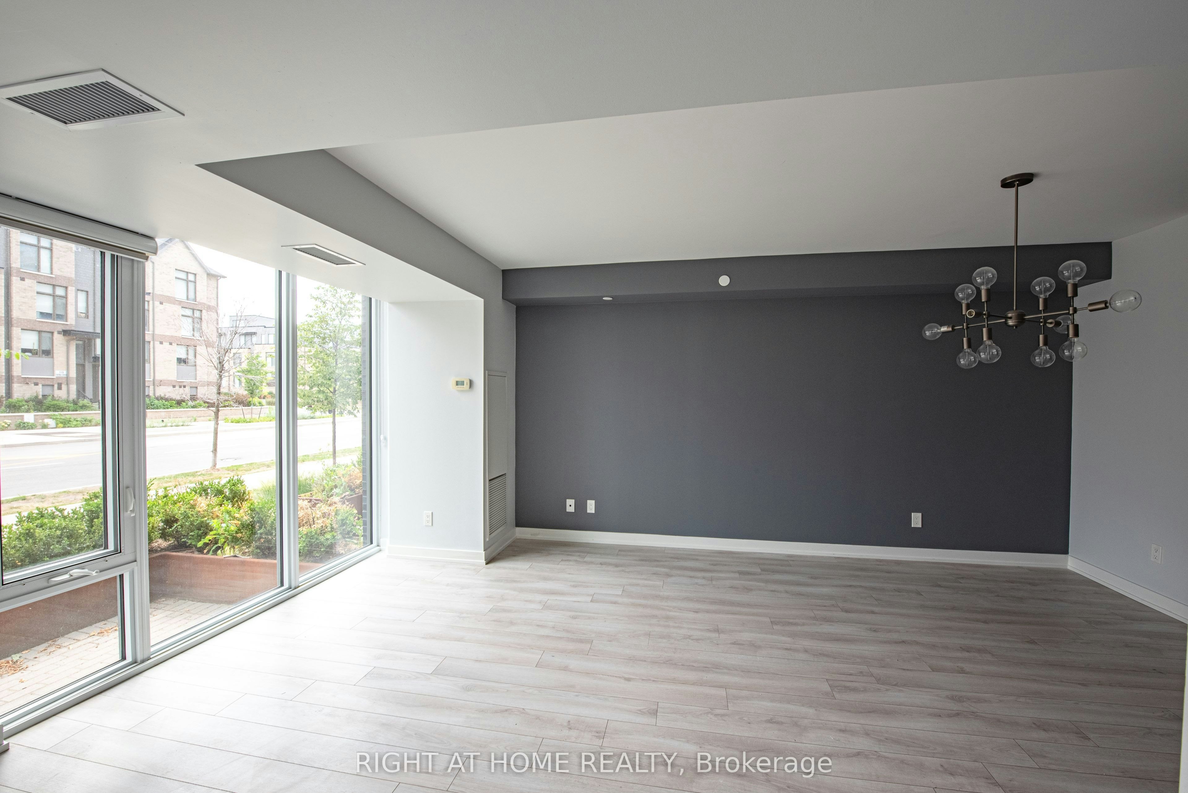 101-118 Varna Drive, Toronto, ON, M6A 1N3 - 4