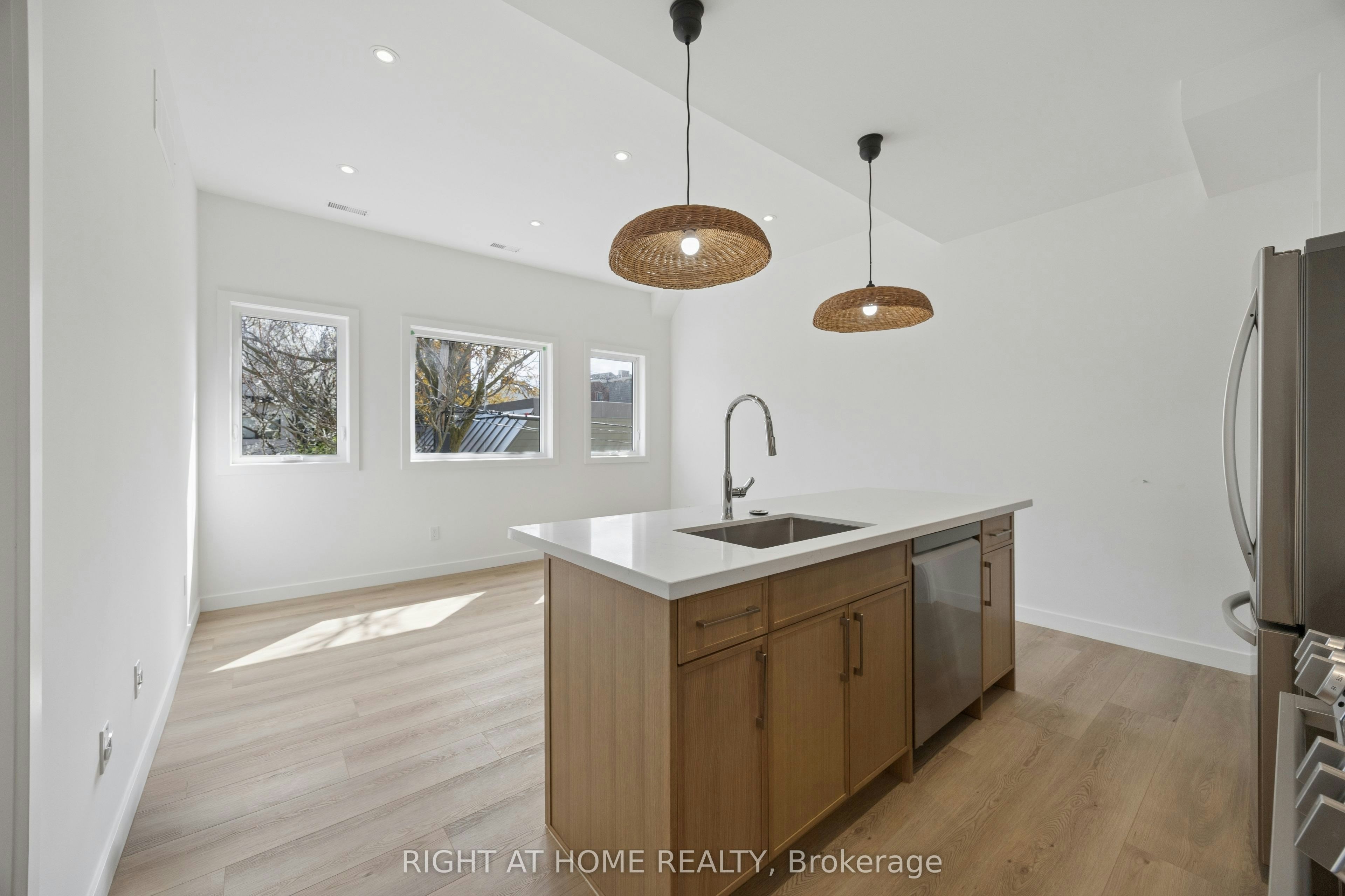 5-91 Barton Avenue, Toronto, ON, M6G 1P7 - 8