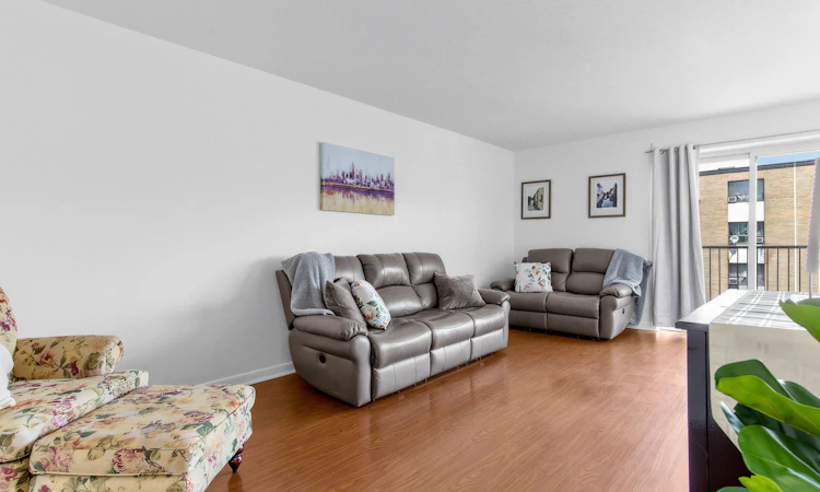 404-8 Kingsbridge Court