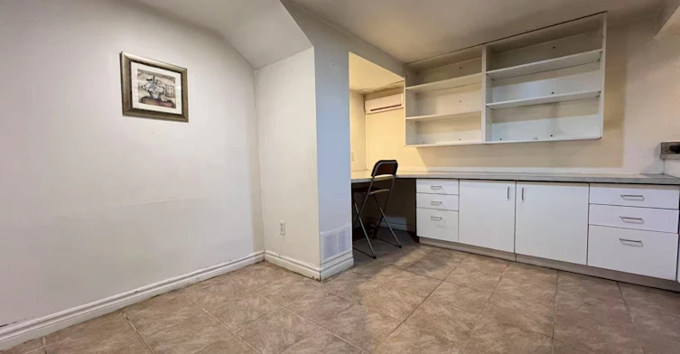 6-108 Admiral Road, Toronto, ON, M5R 2L6 - 2