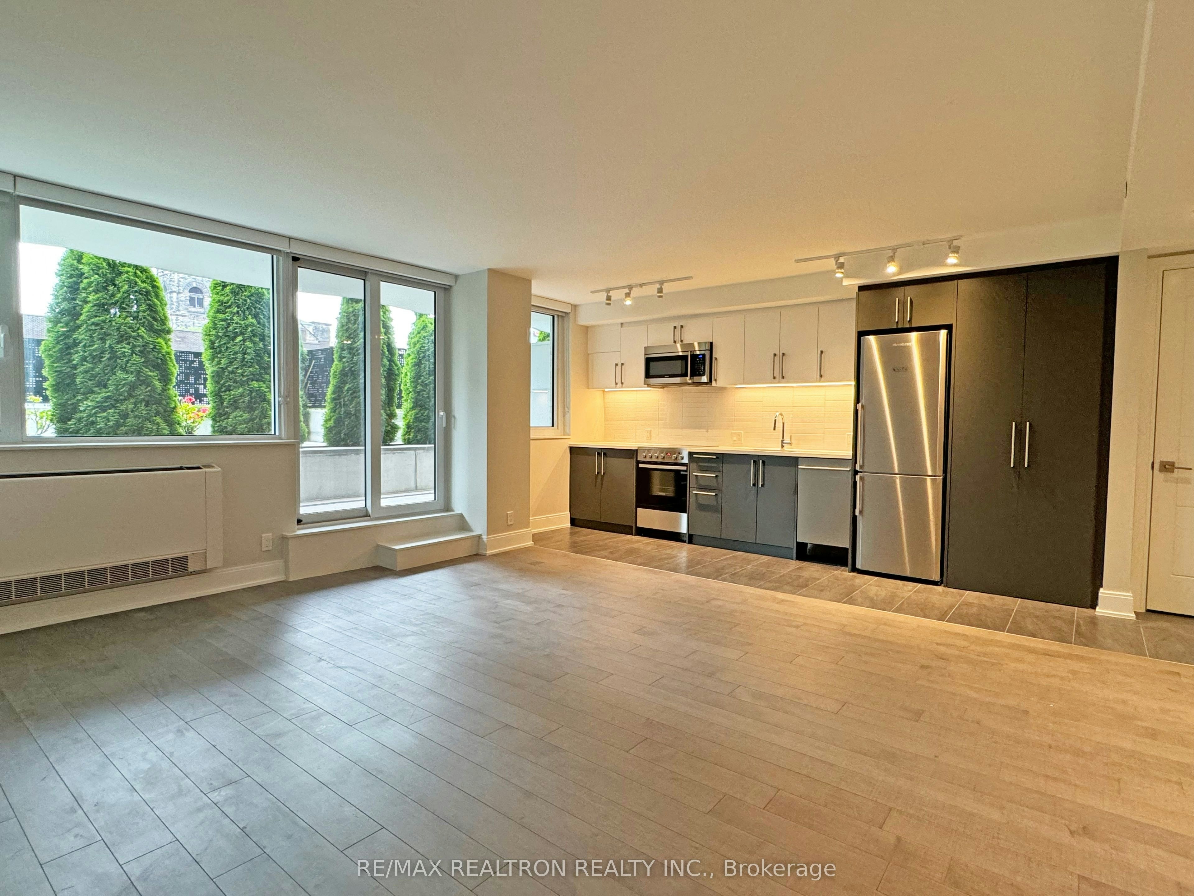 105-11 Walmer Road, Toronto, ON, M5R 2W9