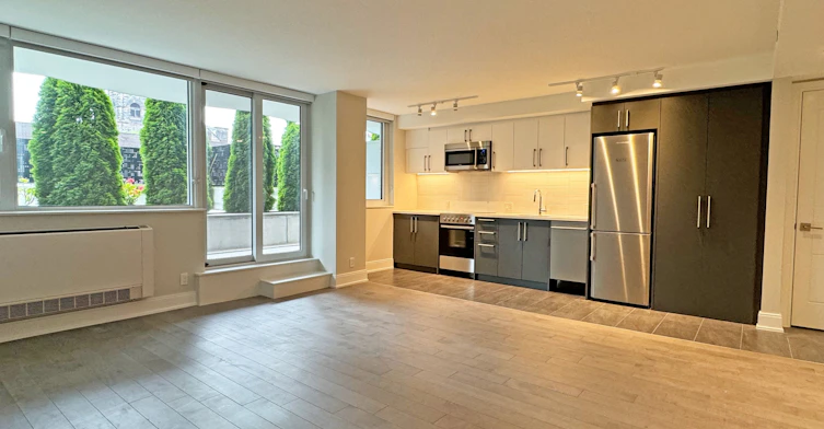 105-11 Walmer Road, Toronto, ON, M5R 2W9