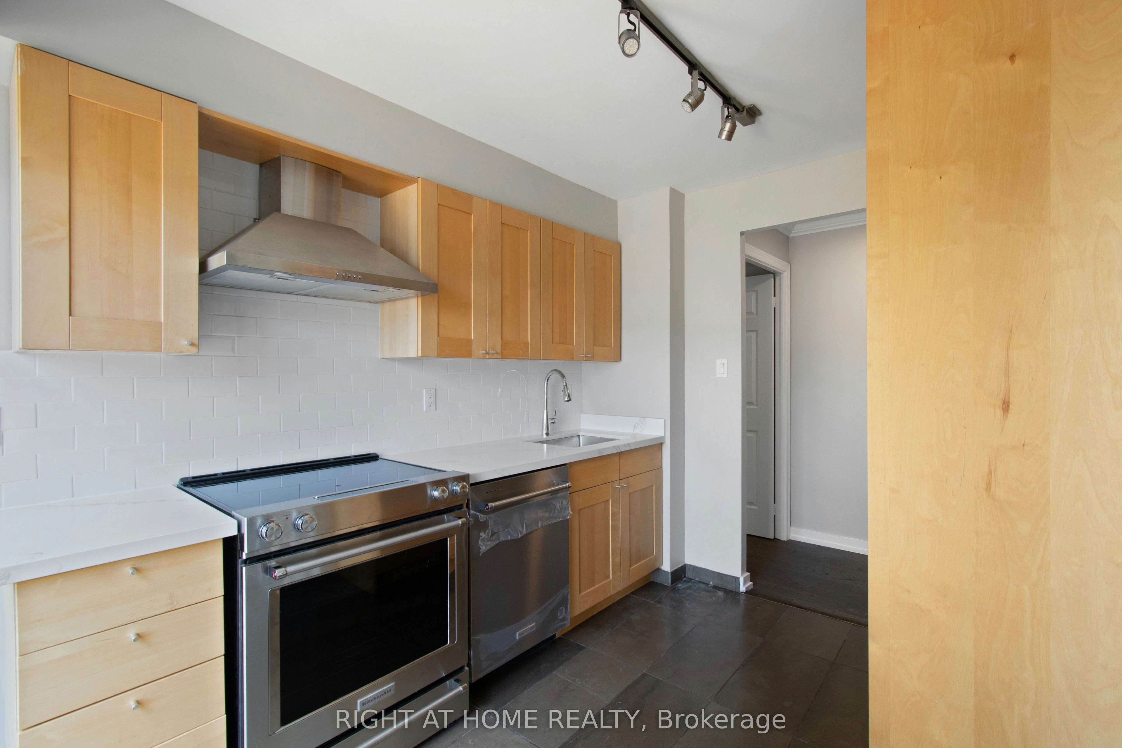1008-889 Bay Street, Toronto, ON, M5S 3K5 - 9