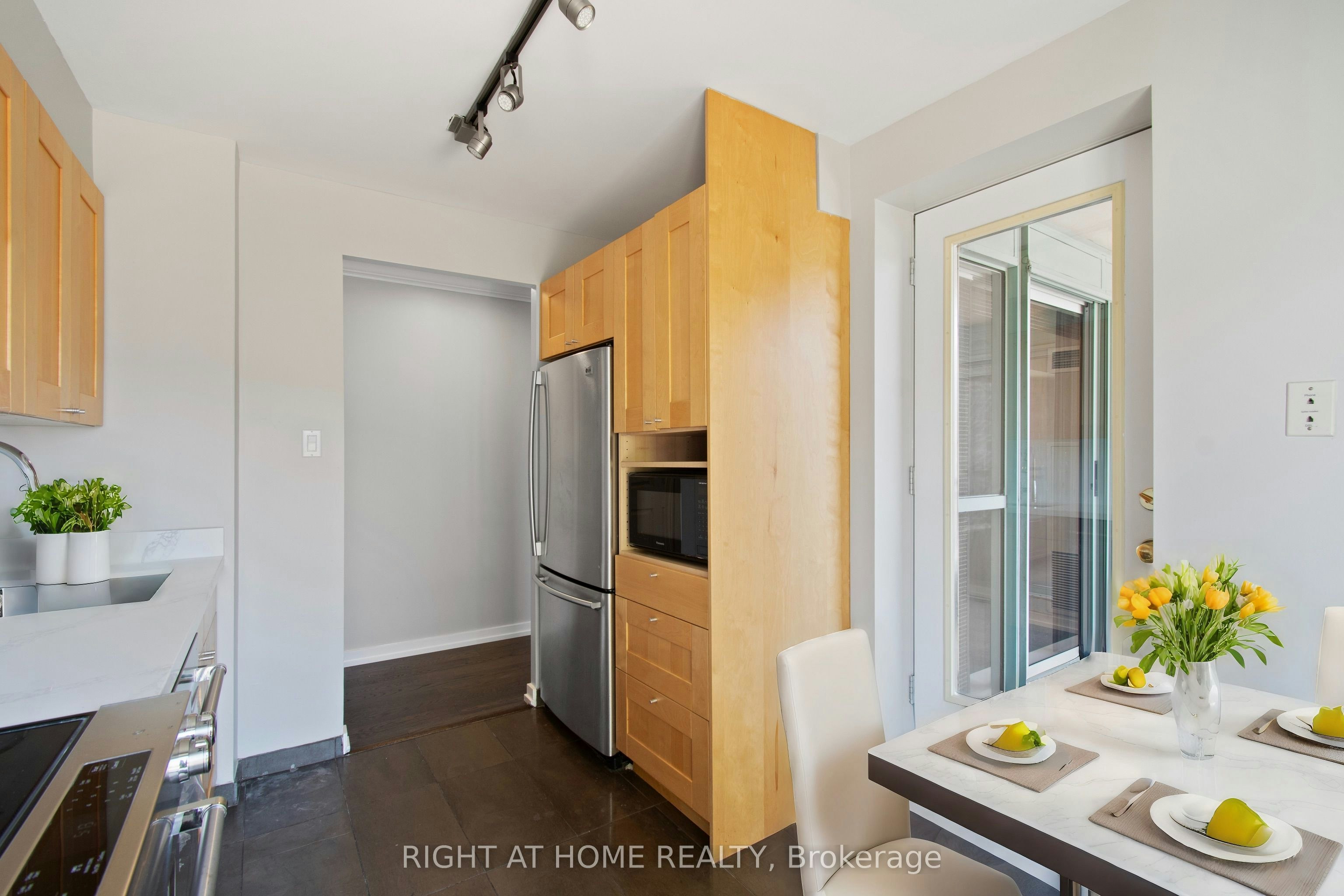 1008-889 Bay Street, Toronto, ON, M5S 3K5 - 30
