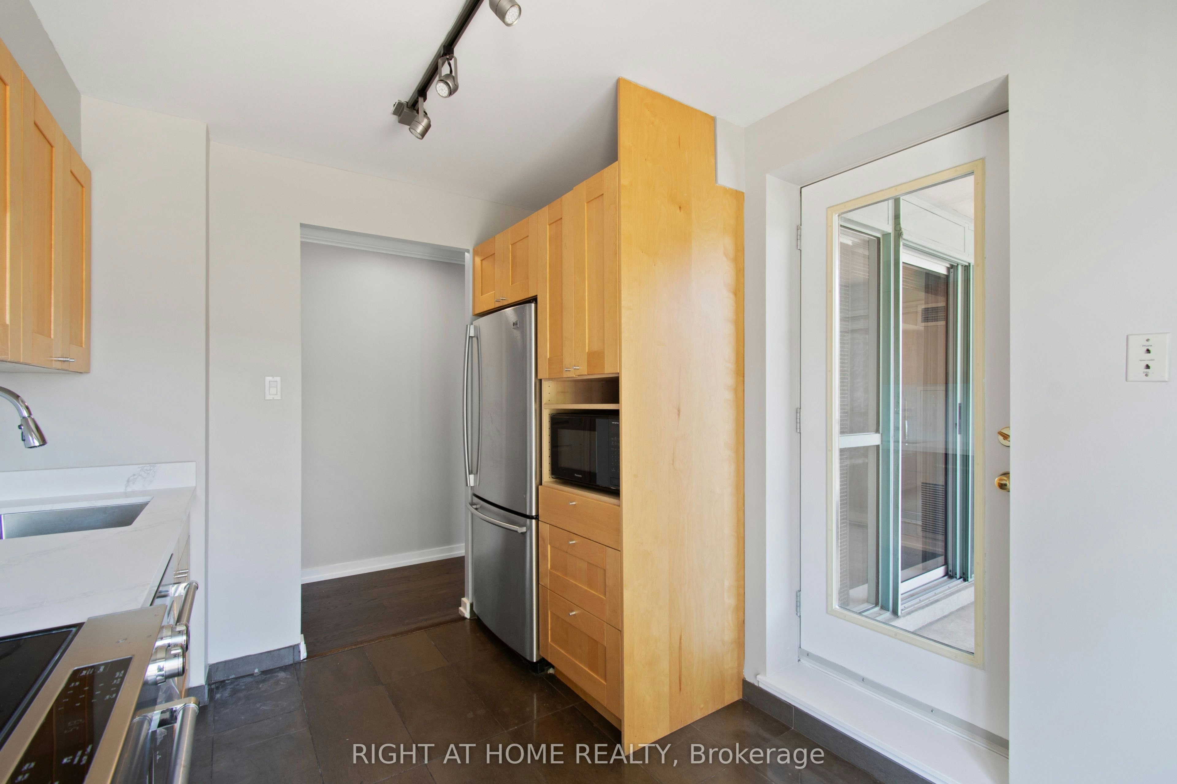 1008-889 Bay Street, Toronto, ON, M5S 3K5 - 10