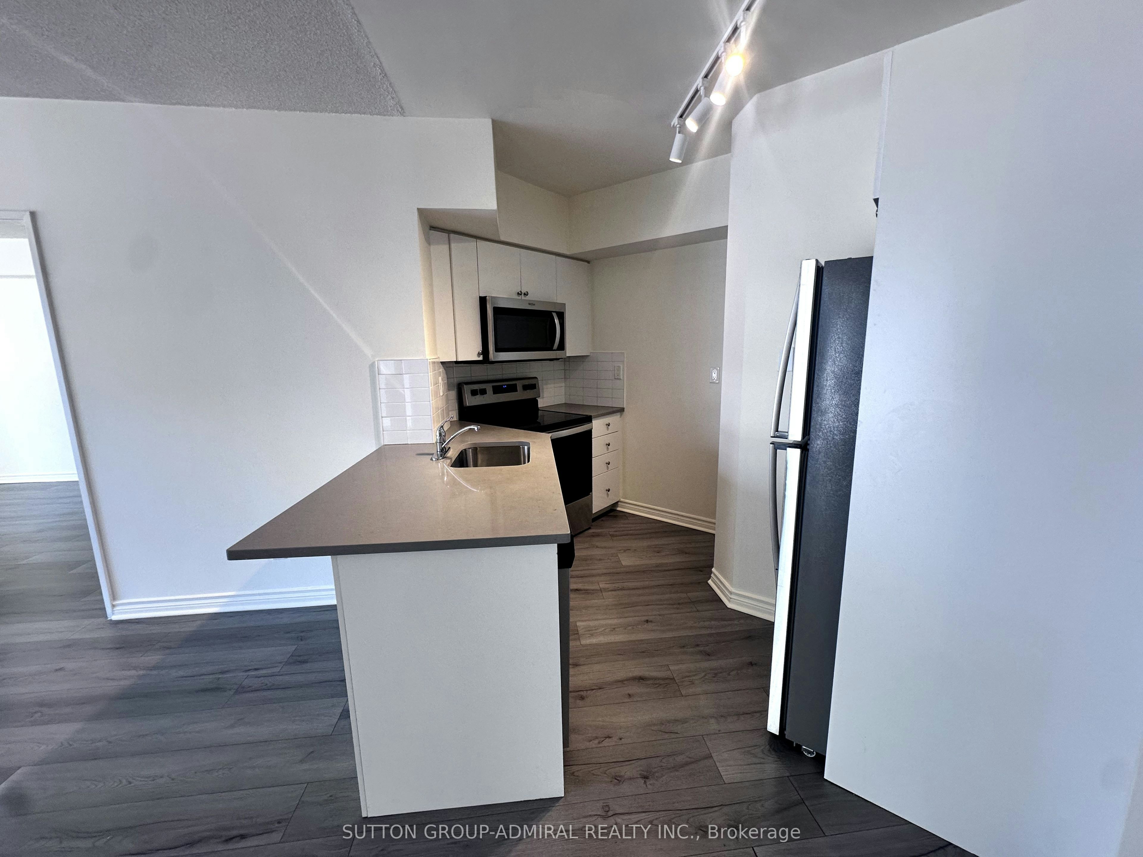 2103-736 Bay Street, Toronto, ON, M5G 2M4 - 5