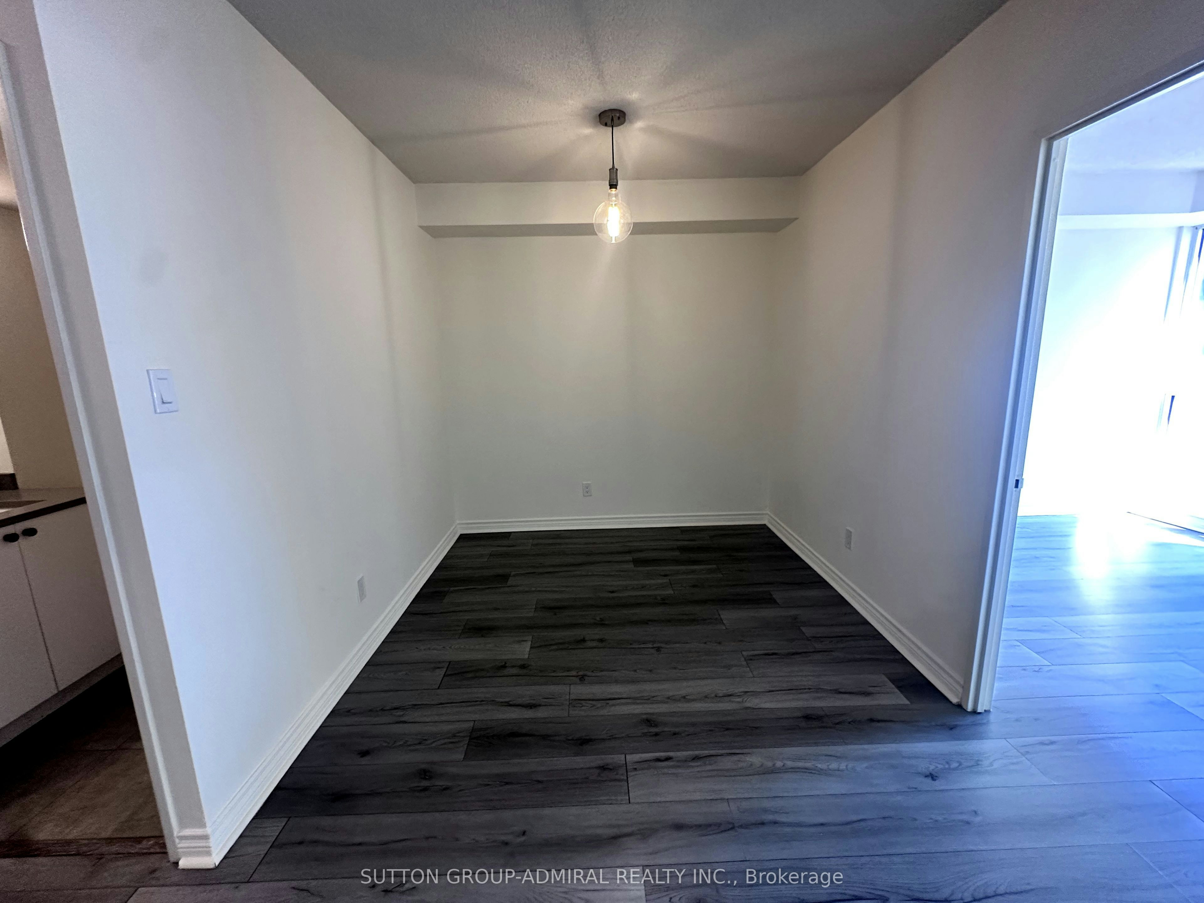 2103-736 Bay Street, Toronto, ON, M5G 2M4 - 4