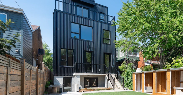 2-7 Earnscliffe Road, Toronto, ON, M6E 1J4