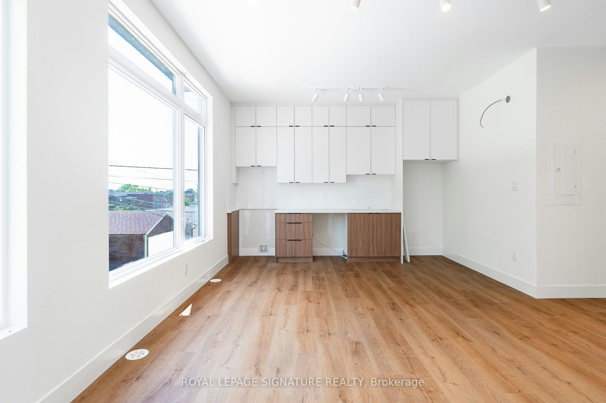 7-7 Earnscliffe Road, Toronto, ON, M6E 1J4 - 2