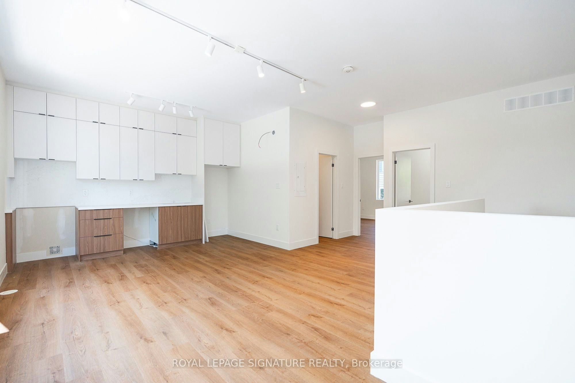 7-7 Earnscliffe Road, Toronto, ON, M6E 1J4 - 6