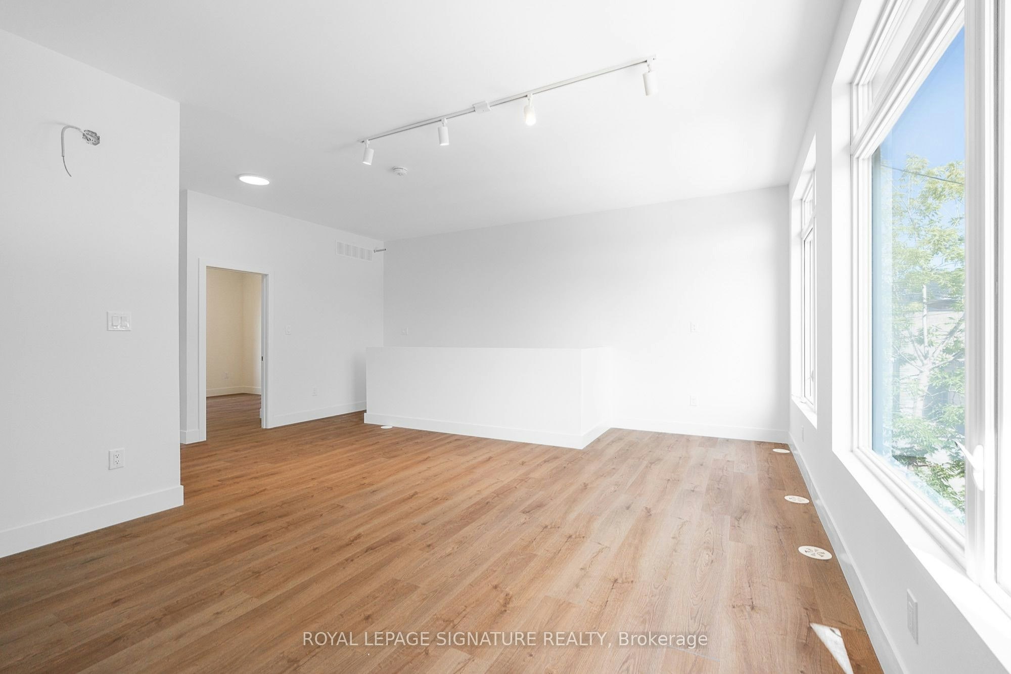 7-7 Earnscliffe Road, Toronto, ON, M6E 1J4 - 3