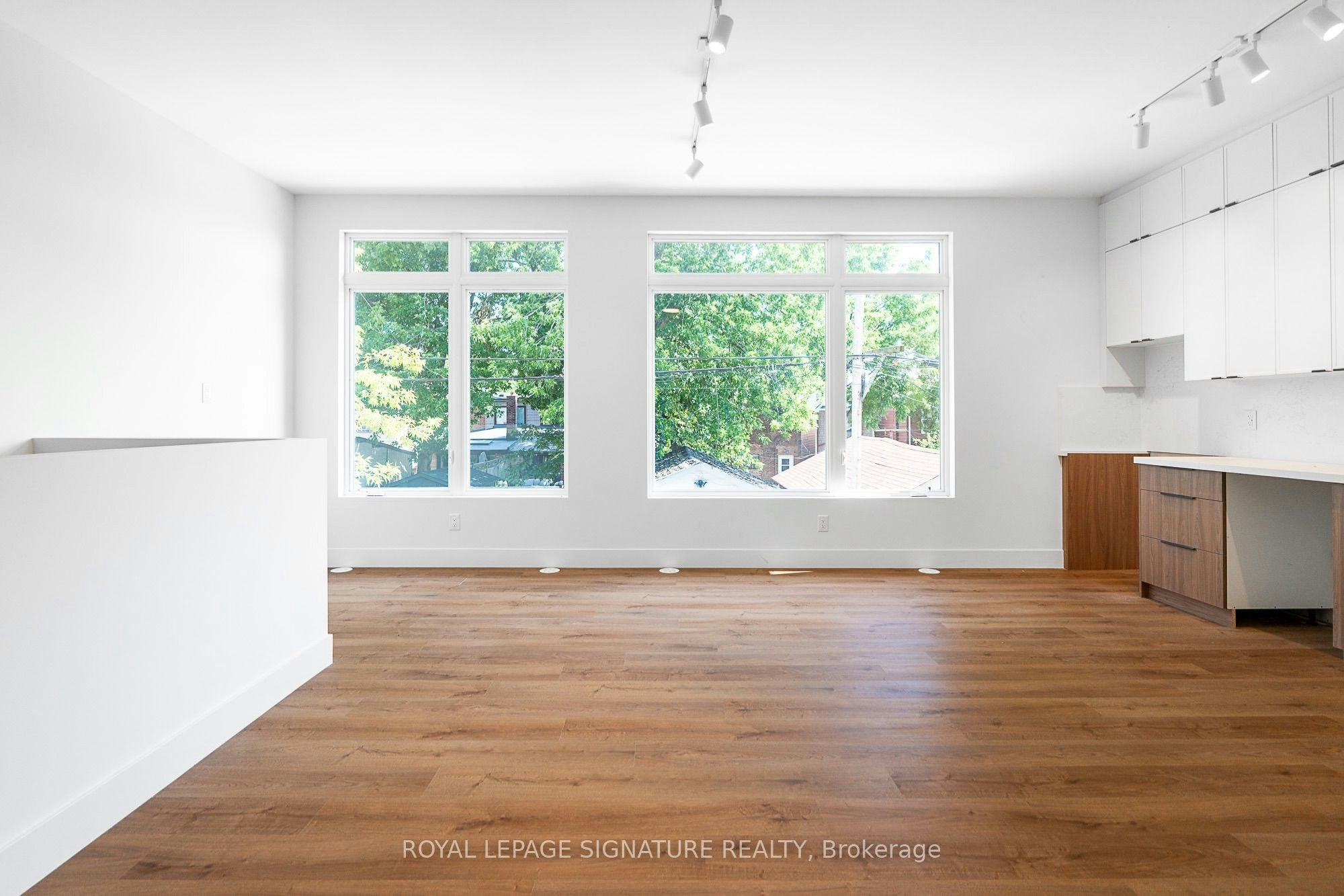 7-7 Earnscliffe Road, Toronto, ON, M6E 1J4