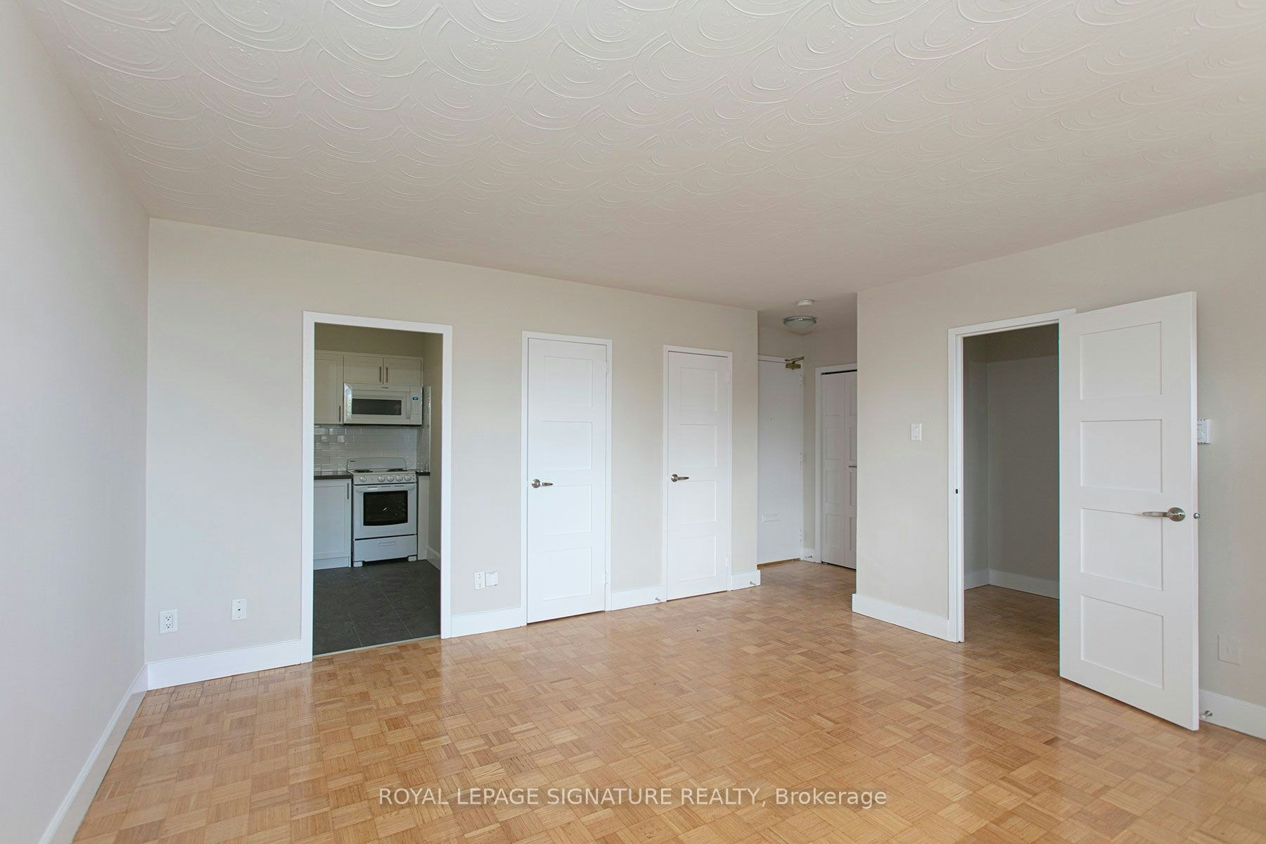 900-525 Eglinton Avenue E, Toronto, ON, M4P 1N5 - 2
