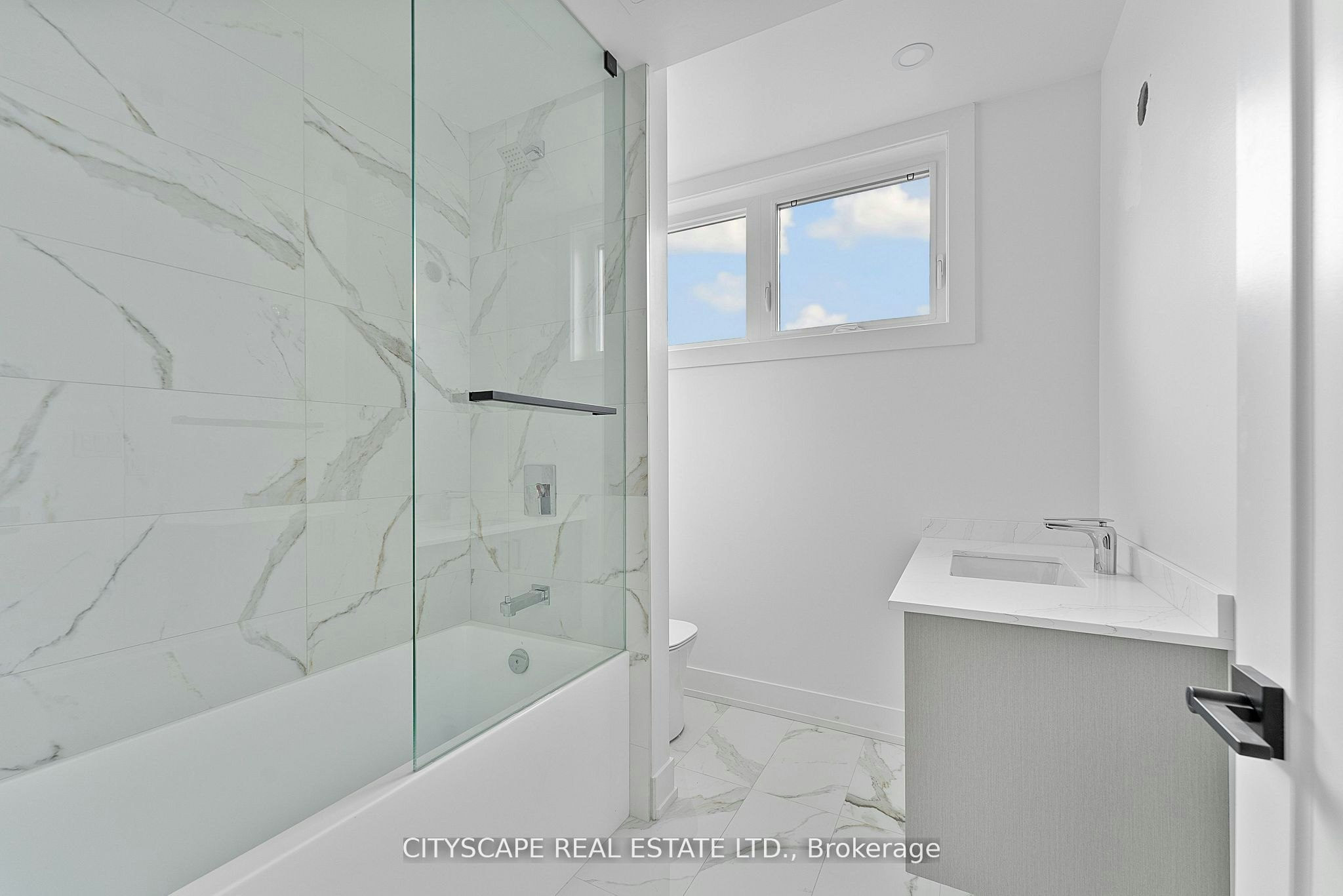 3 (Upper)-587 Oakwood Avenue, Toronto, ON, M6E 2X8 - 26