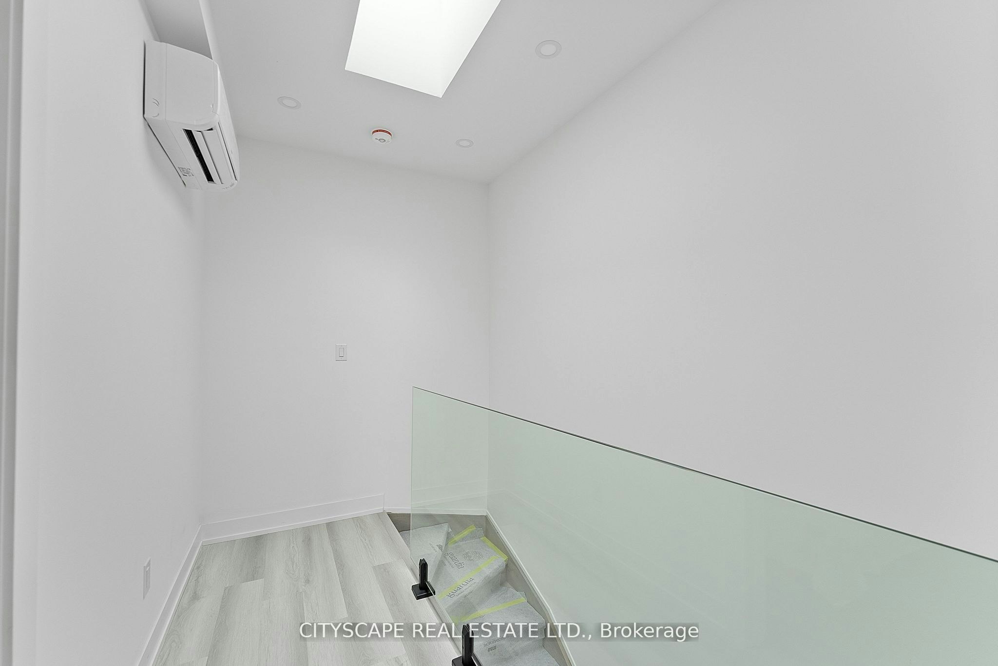 3 (Upper)-587 Oakwood Avenue, Toronto, ON, M6E 2X8 - 19