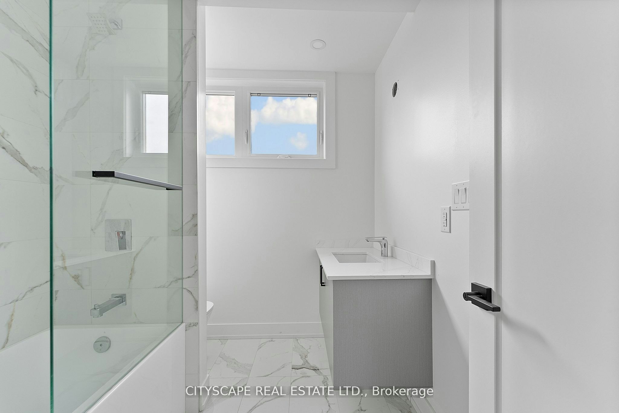 3 (Upper)-587 Oakwood Avenue, Toronto, ON, M6E 2X8 - 27
