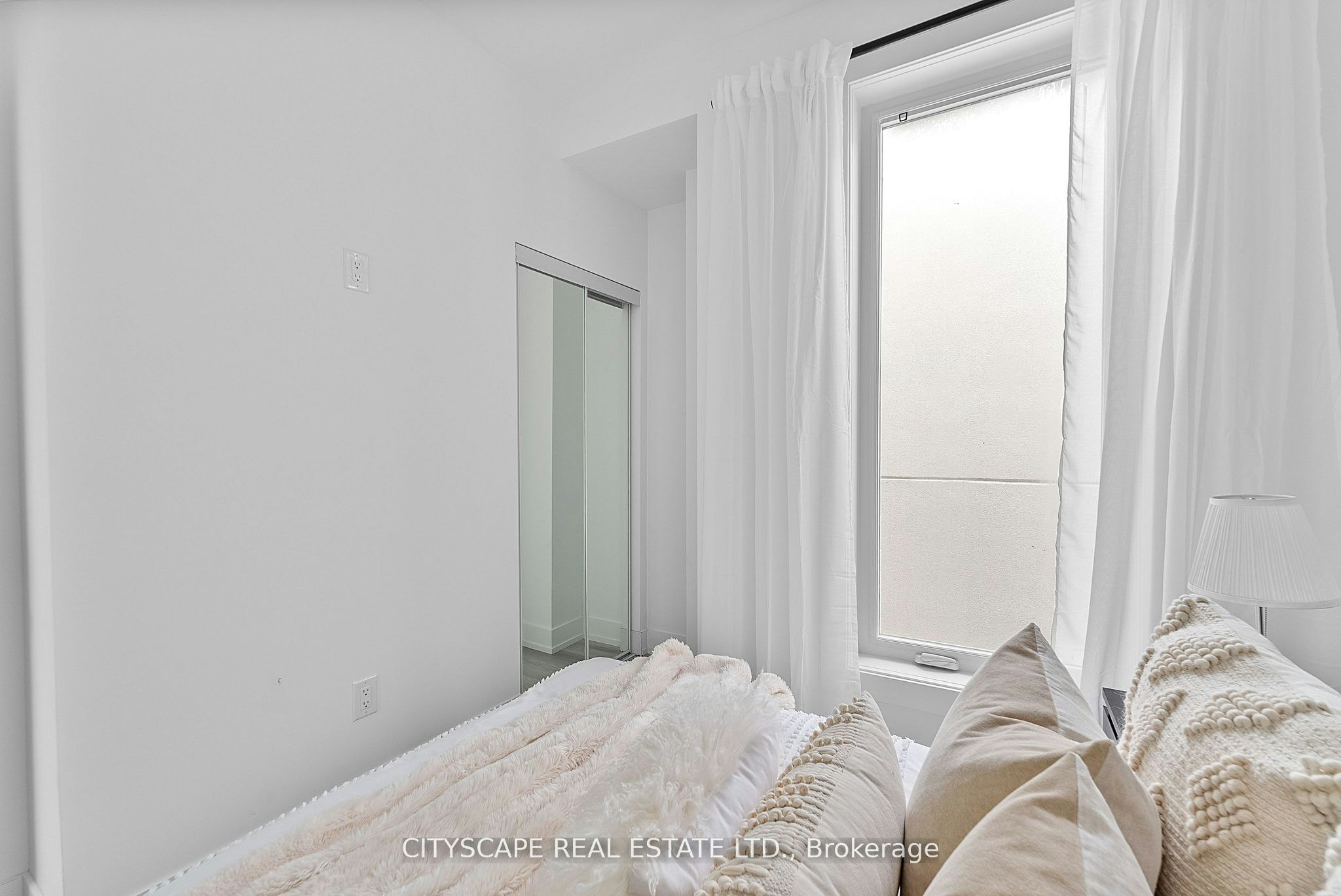 3 (Upper)-587 Oakwood Avenue, Toronto, ON, M6E 2X8 - 24