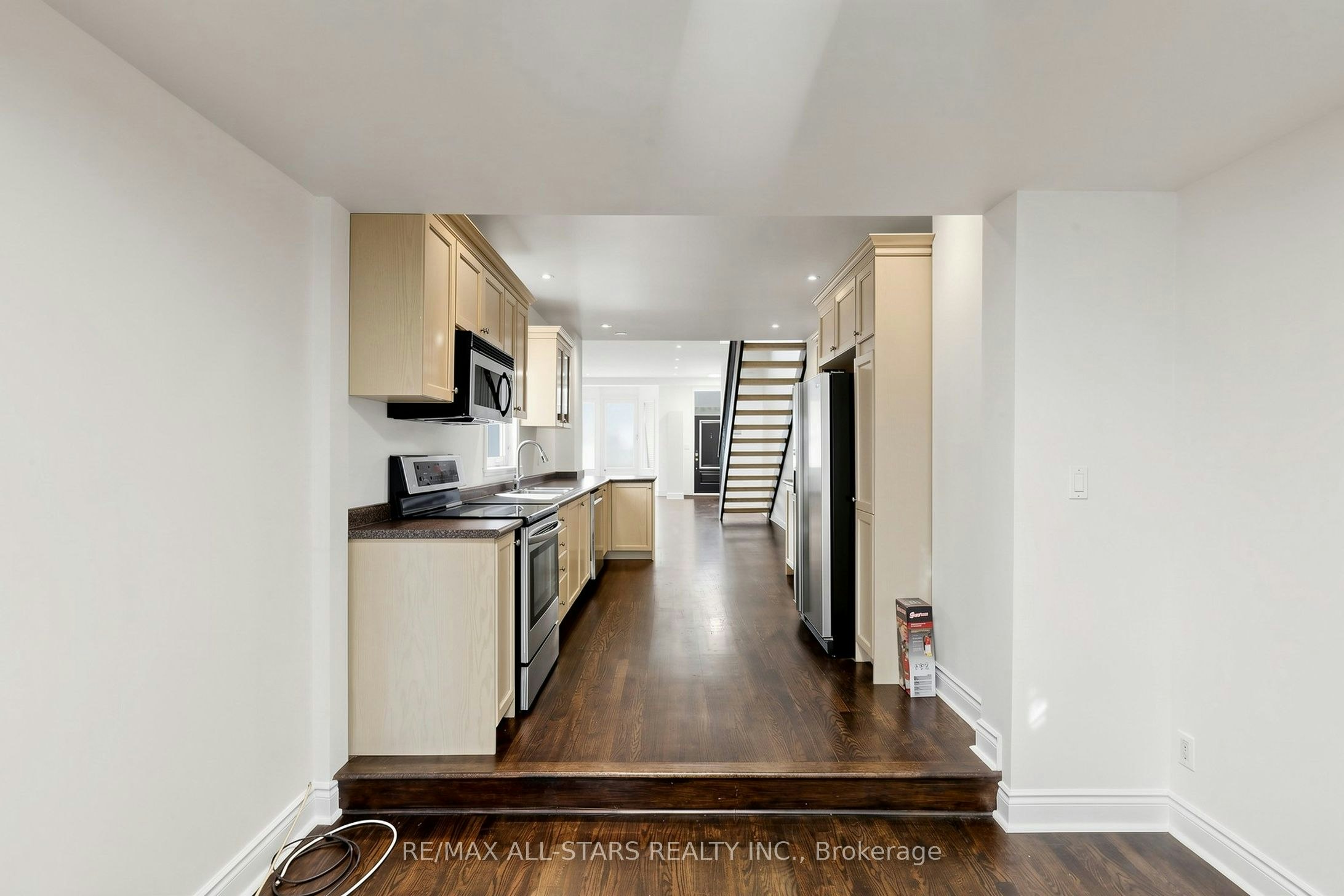Main & Upper-68 Macpherson Avenue, Toronto, ON, M5R 1W8 - 11