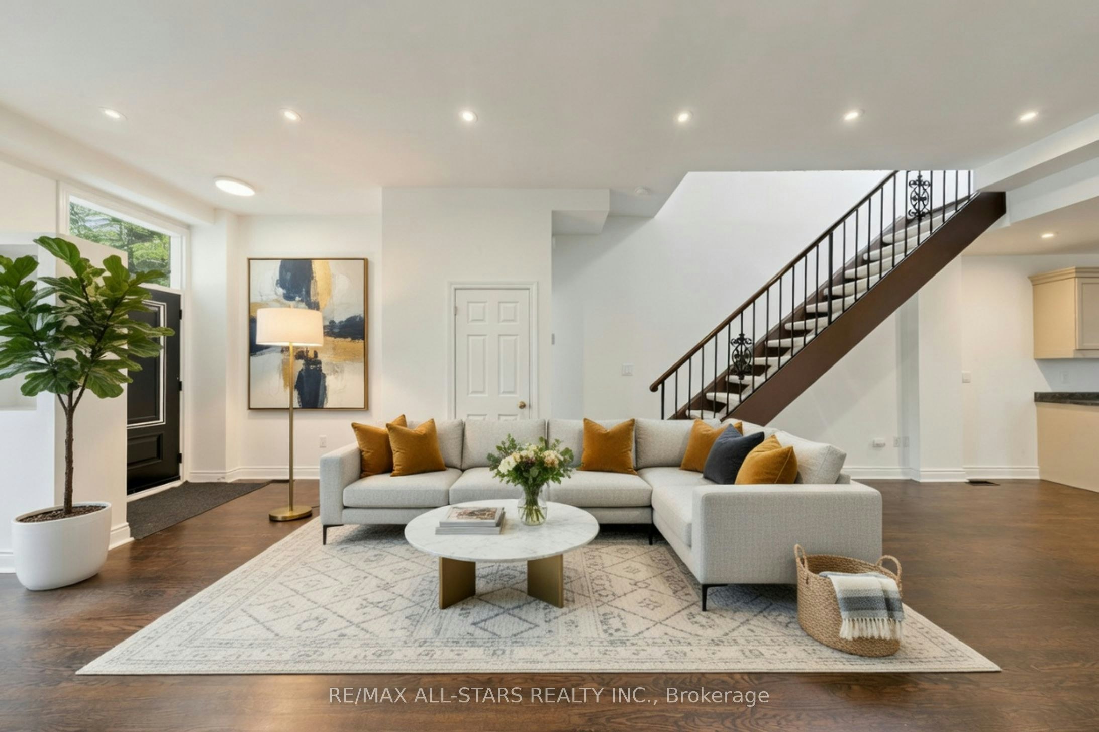 Main & Upper-68 Macpherson Avenue, Toronto, ON, M5R 1W8