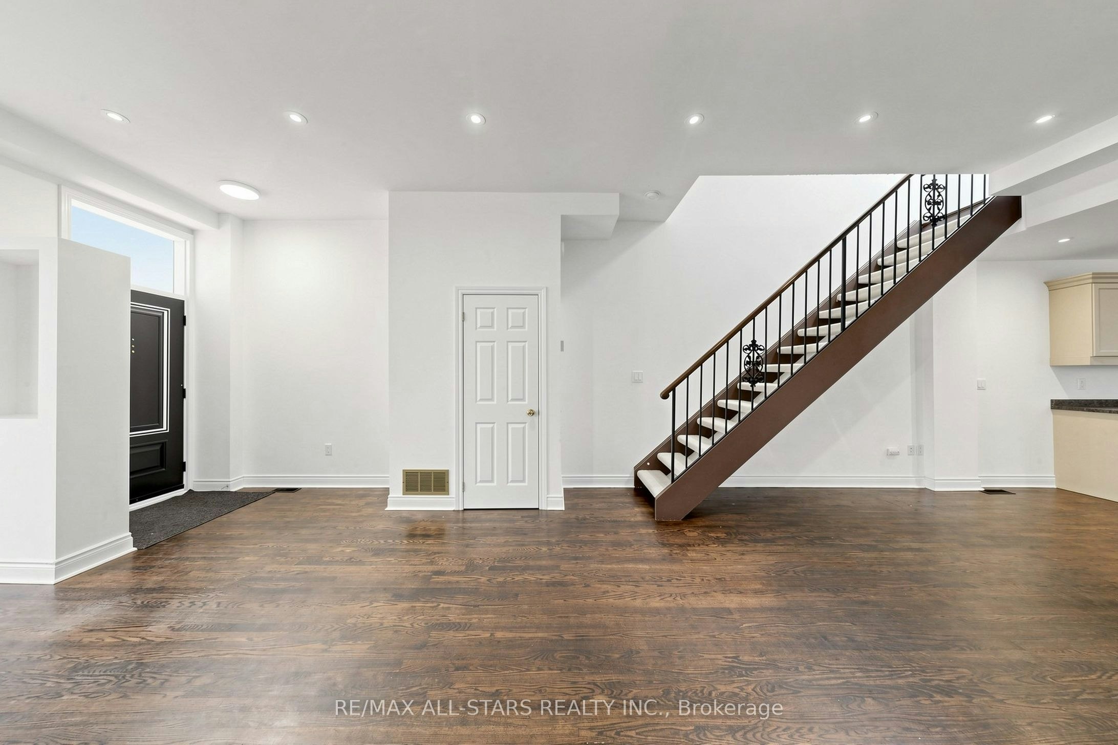 Main & Upper-68 Macpherson Avenue, Toronto, ON, M5R 1W8 - 5