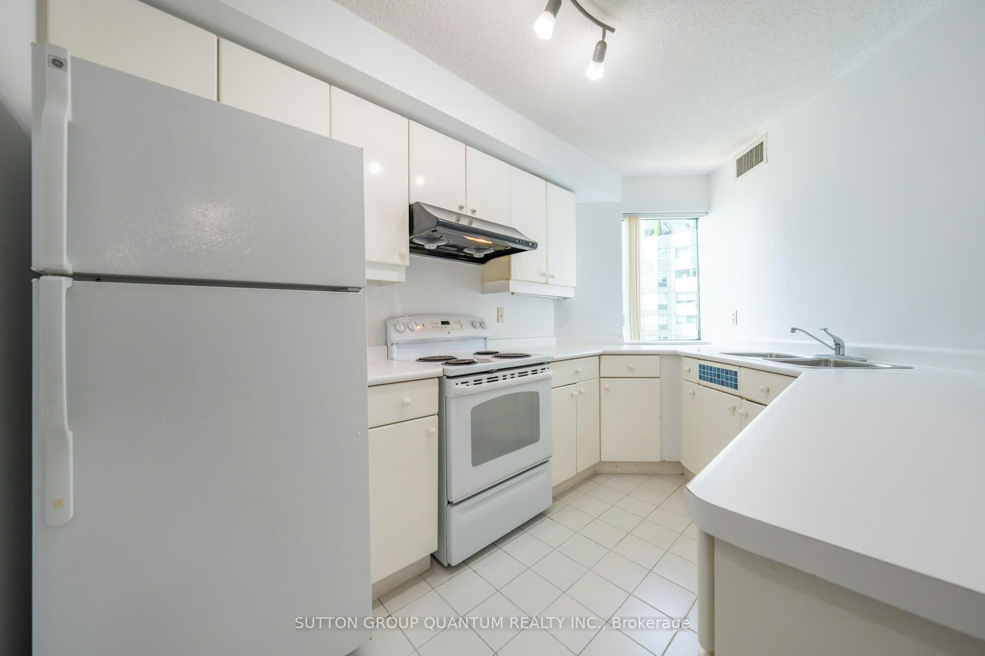 2113-10 Yonge Street, Toronto, ON, M5E 1R4 - 7