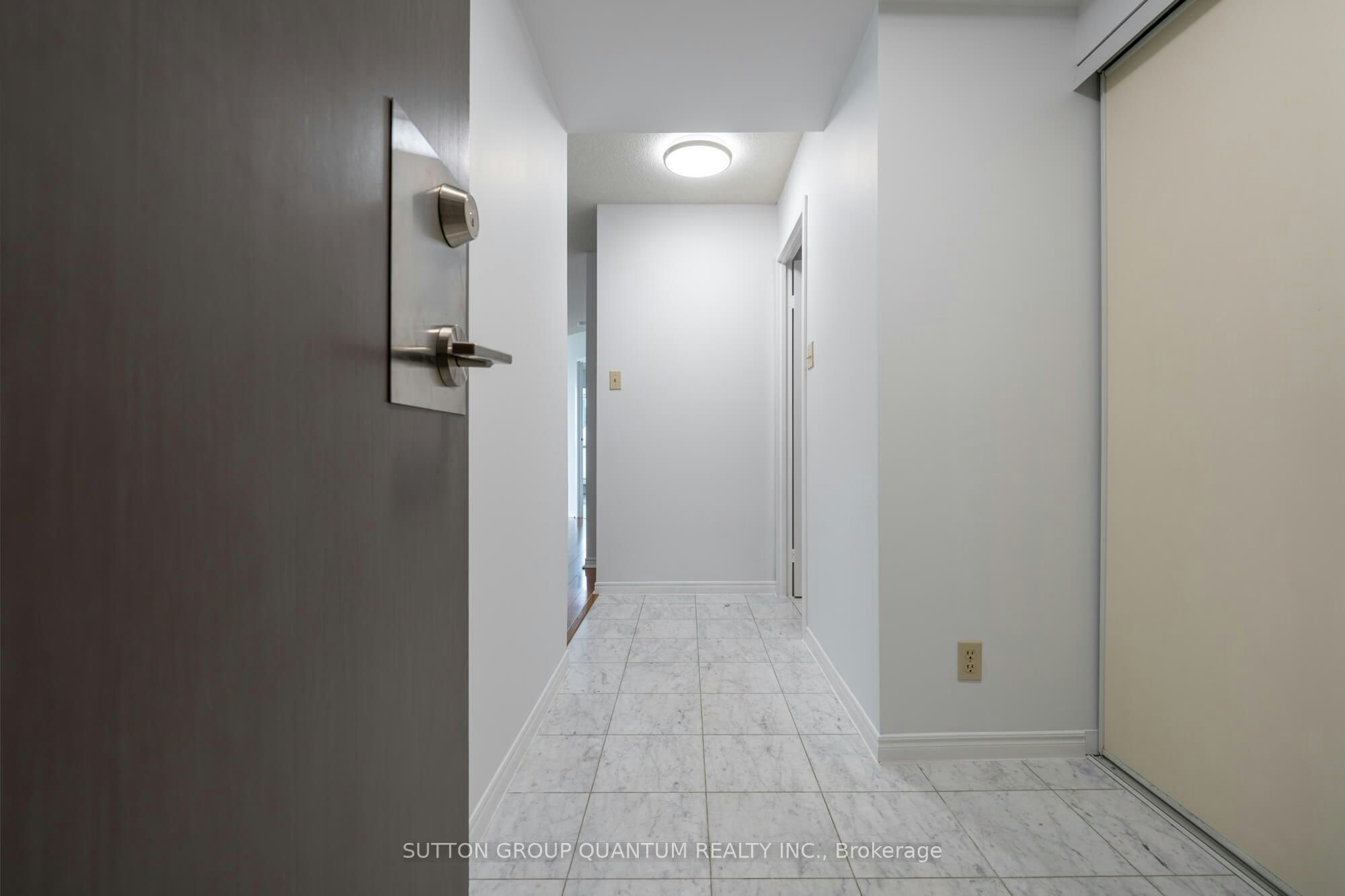 2113-10 Yonge Street, Toronto, ON, M5E 1R4 - 2