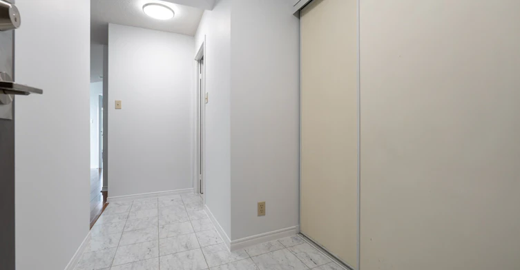 2113-10 Yonge Street, Toronto, ON, M5E 1R4 - 3