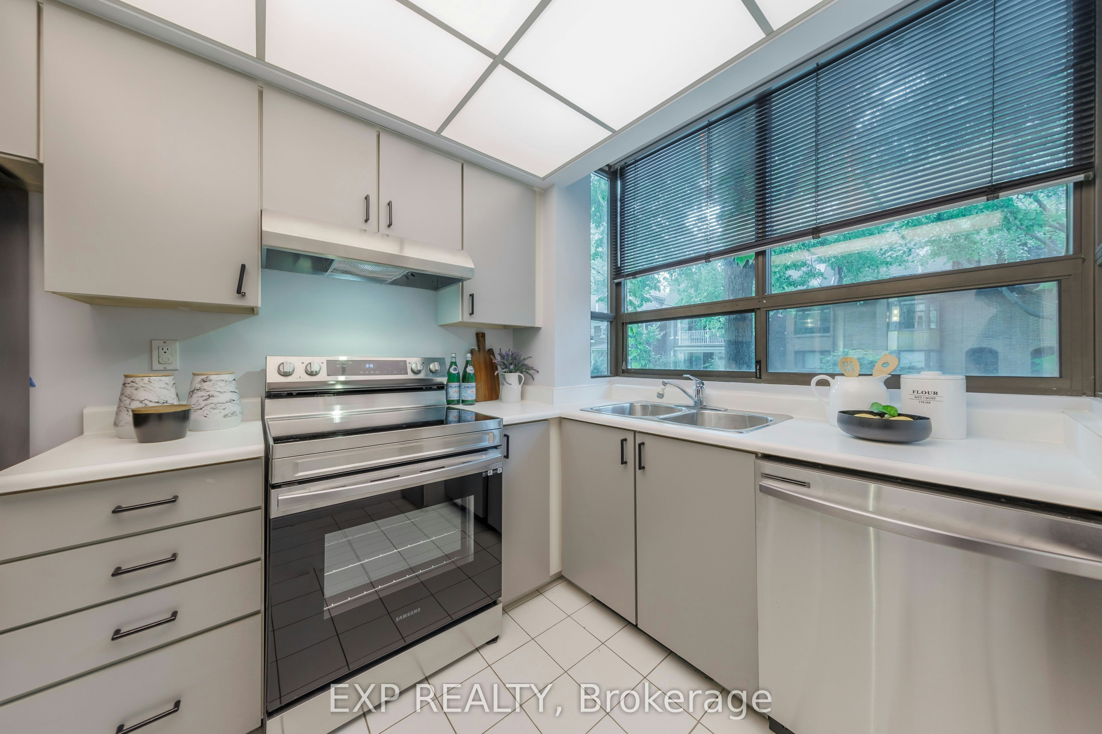 25 Dundonald Street, Toronto, ON, M4Y 1K3 - 4