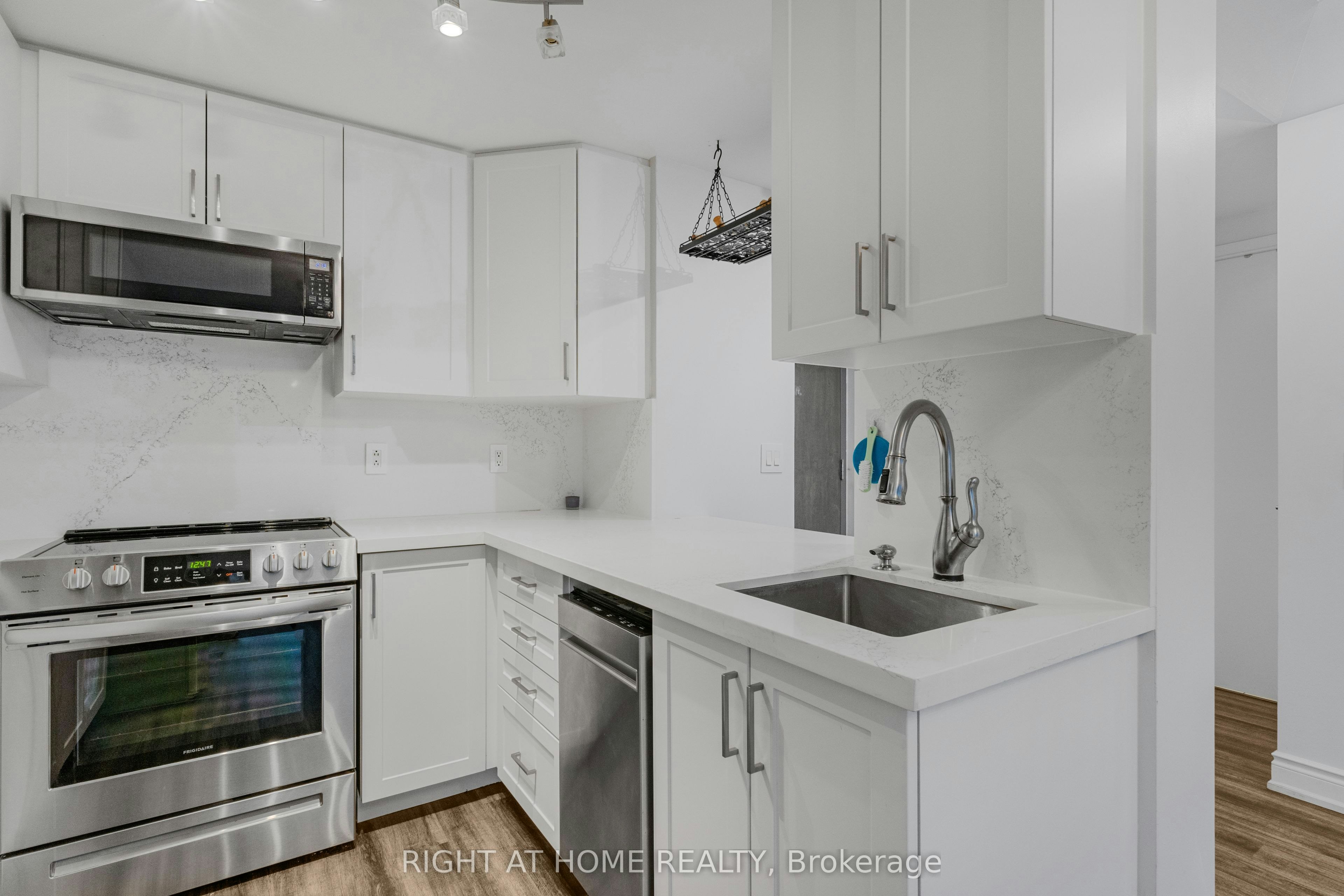 1102-281 Mutual Street, Toronto, ON, M4Y 3C4 - 6