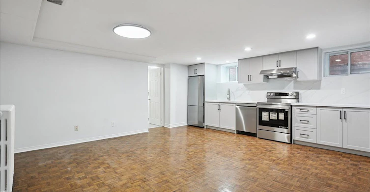 Lower-12 Castle View Avenue, Toronto, ON, M5R 1Y9 - 3
