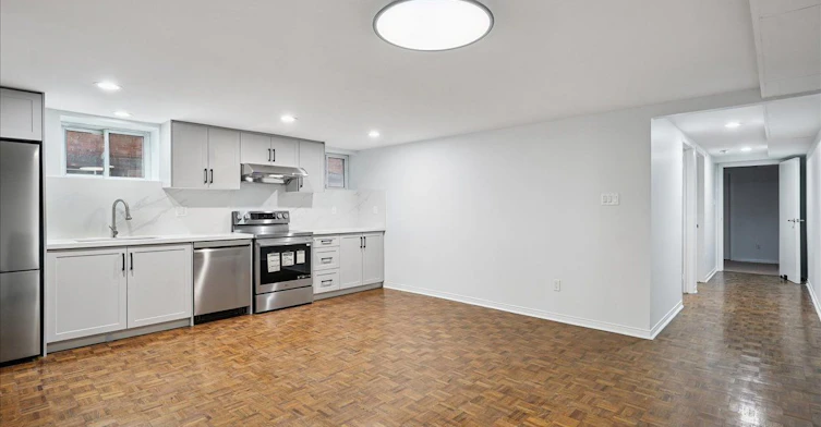 Lower-12 Castle View Avenue, Toronto, ON, M5R 1Y9 - 4