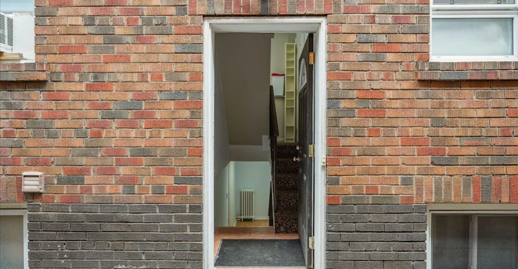 Lower-12 Castle View Avenue, Toronto, ON, M5R 1Y9 - 17