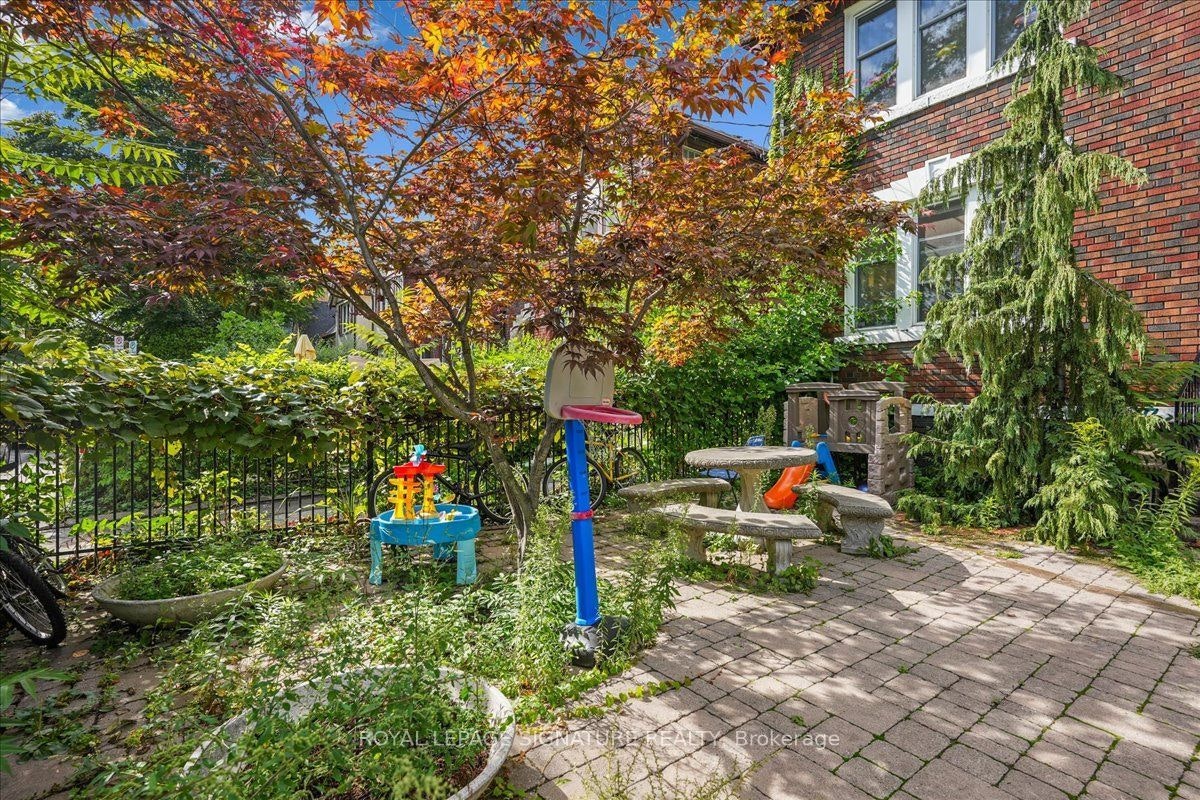 Lower-12 Castle View Avenue, Toronto, ON, M5R 1Y9 - 18