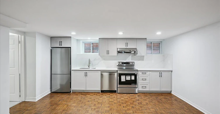 Lower-12 Castle View Avenue, Toronto, ON, M5R 1Y9 - 2