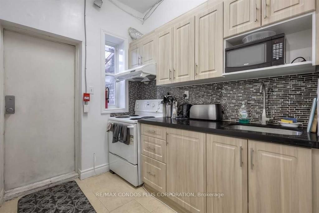 D-324 Spadina Avenue, Toronto, ON, M5T 2E7 - 3