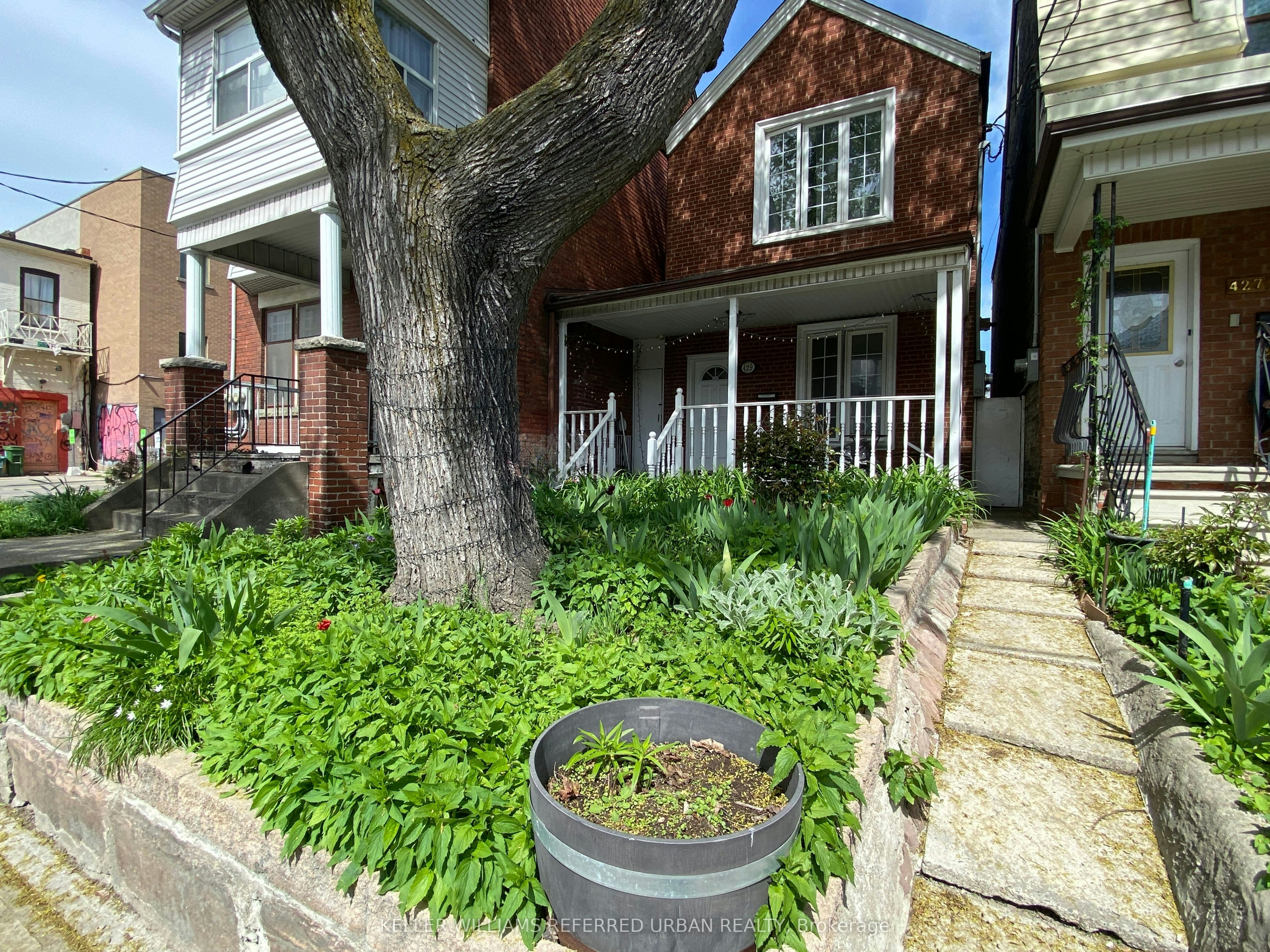 Main-429 Ossington Avenue, Toronto, ON, M6J 3A6
