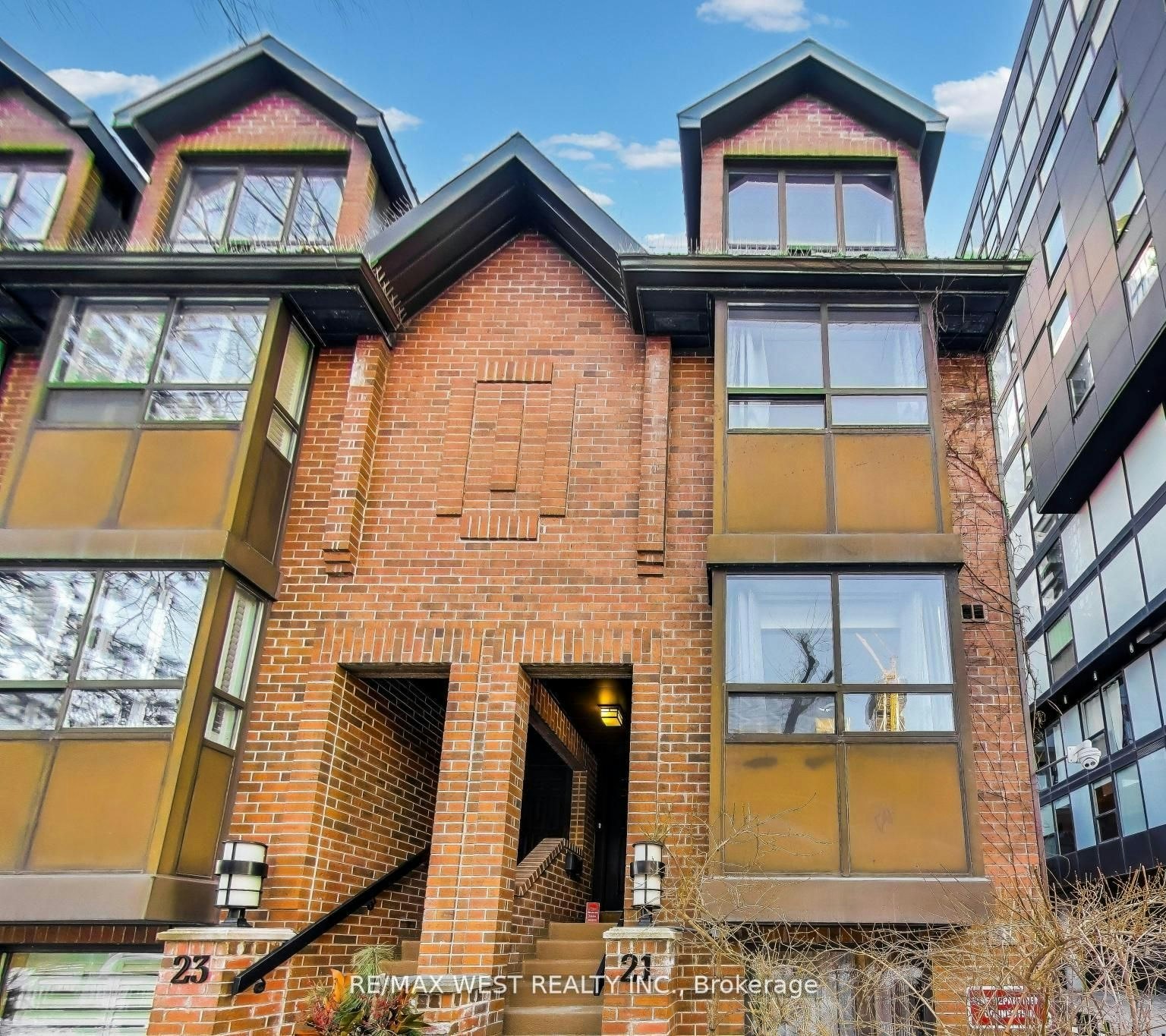 21 Dundonald Street, Toronto, ON, M4Y 1K3