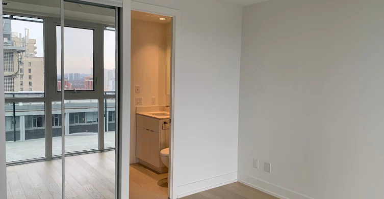 2410-7 Grenville Street, Toronto, ON, M4Y 0E9 - 7