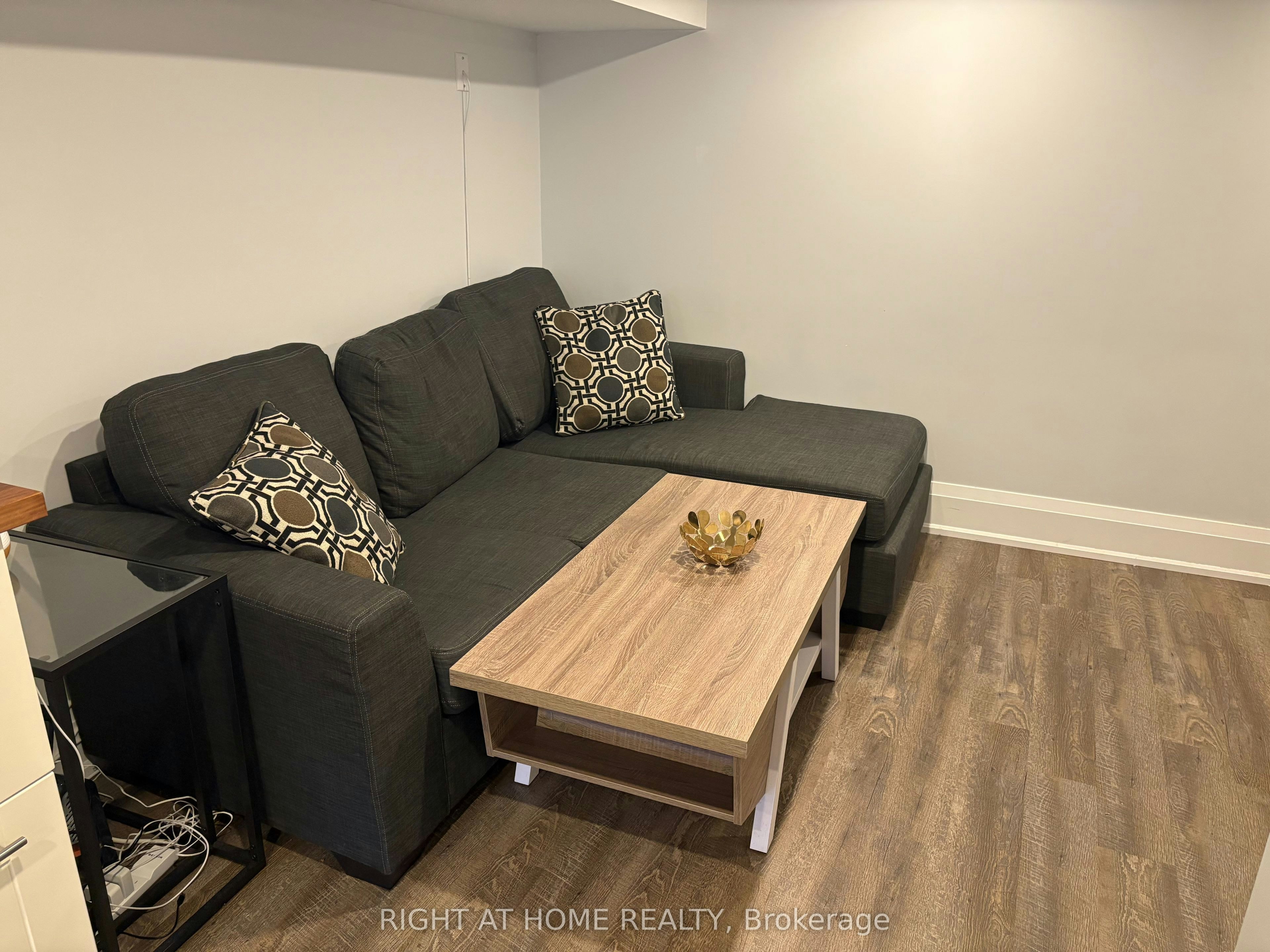 Lower-39 Amherst Avenue, Toronto, ON, M6E 1Z2 - 8