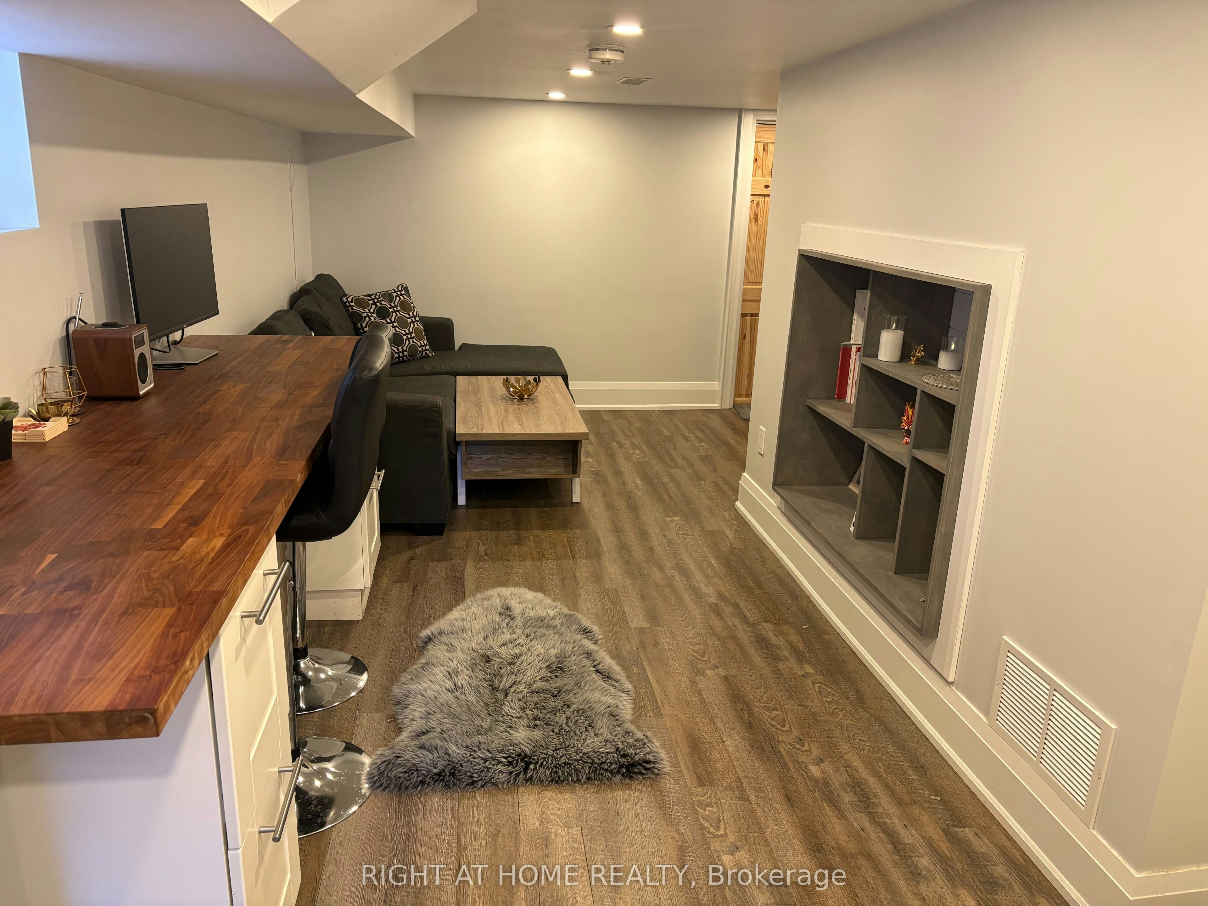 Lower-39 Amherst Avenue, Toronto, ON, M6E 1Z2 - 6