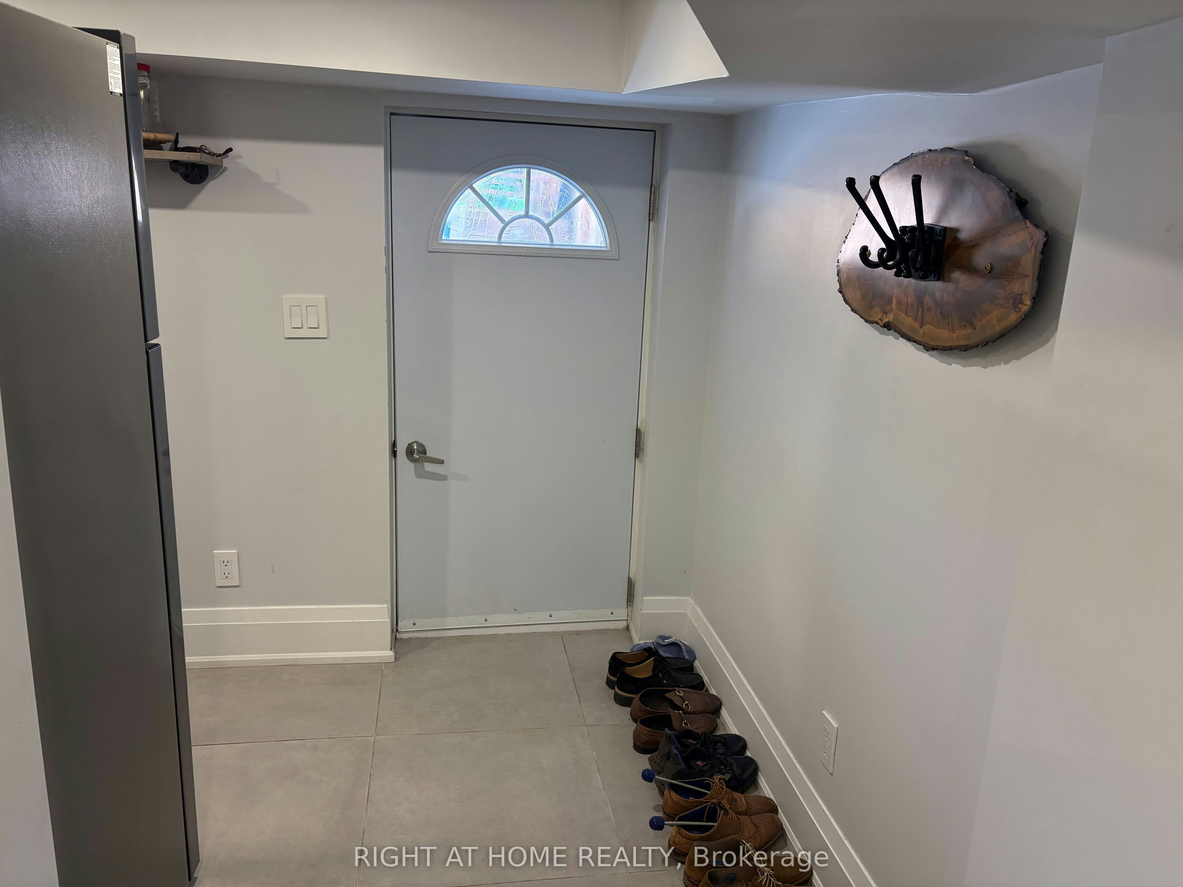 Lower-39 Amherst Avenue, Toronto, ON, M6E 1Z2 - 3
